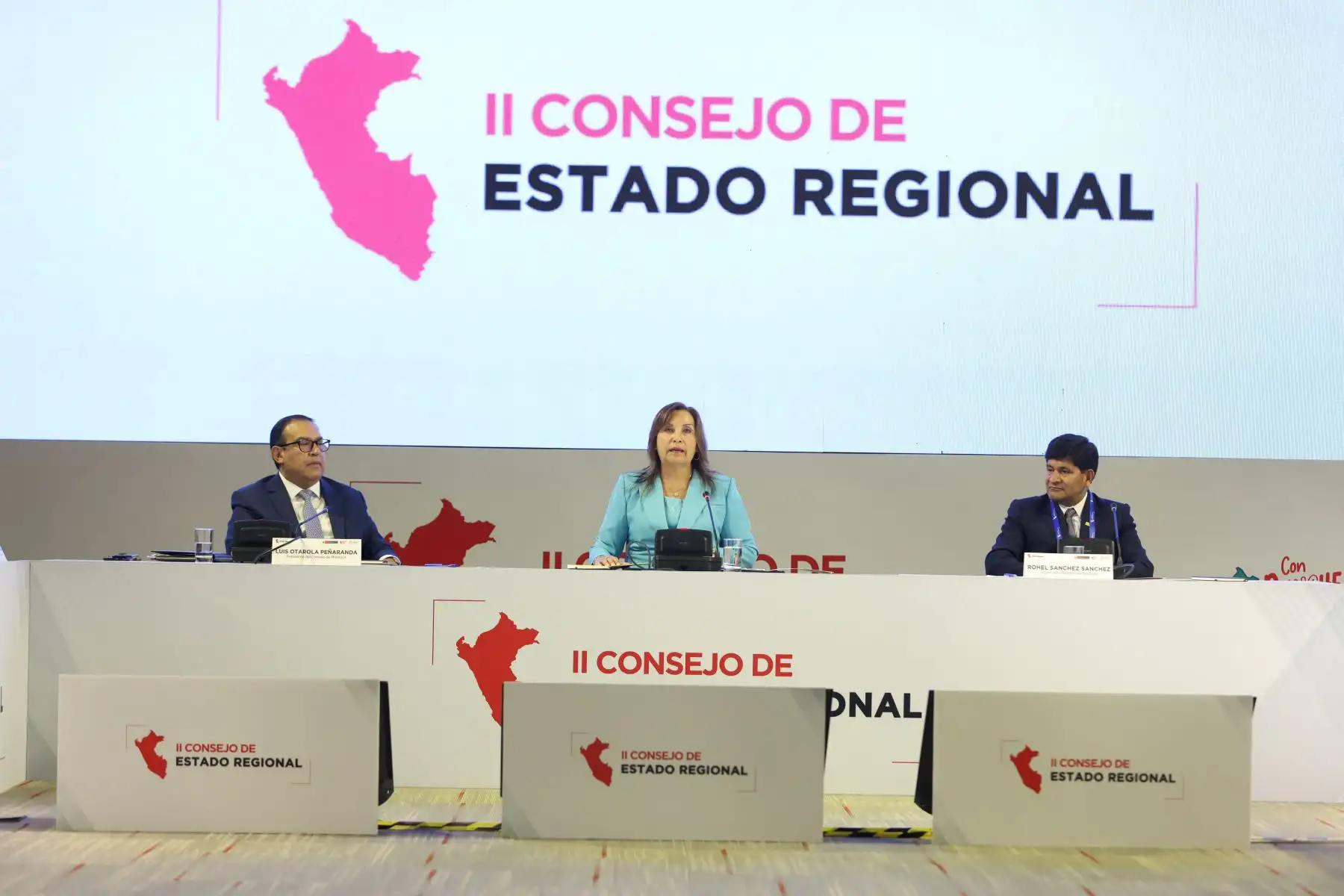 La presidenta participó de la inauguración del II Consejo de Estado Regional, junto al jefe del Gabinete Ministerial, Alberto  Otárola, y ministros de Estado; el titular de la Asamblea Nacional de Gobiernos Regionales, Rohel Sánchez, y gobernadores. La reunión, se lleva a cabo en el Centro de Convenciones de Lima, comprende reuniones entre gobernadores y ministros para la implementación de acciones conjuntas para el desarrollo y agendas descentralizadas. 
Foto: ANDINA/Presidencia Perú