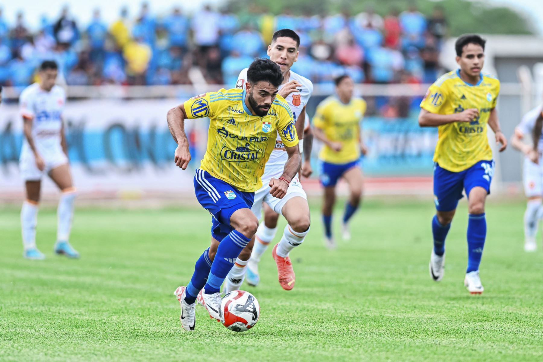 Jugando hoy con camiseta alterna de color amarillo, Cristal logró un triunfo crucial en Piura. Foto: INTERNET/Medios