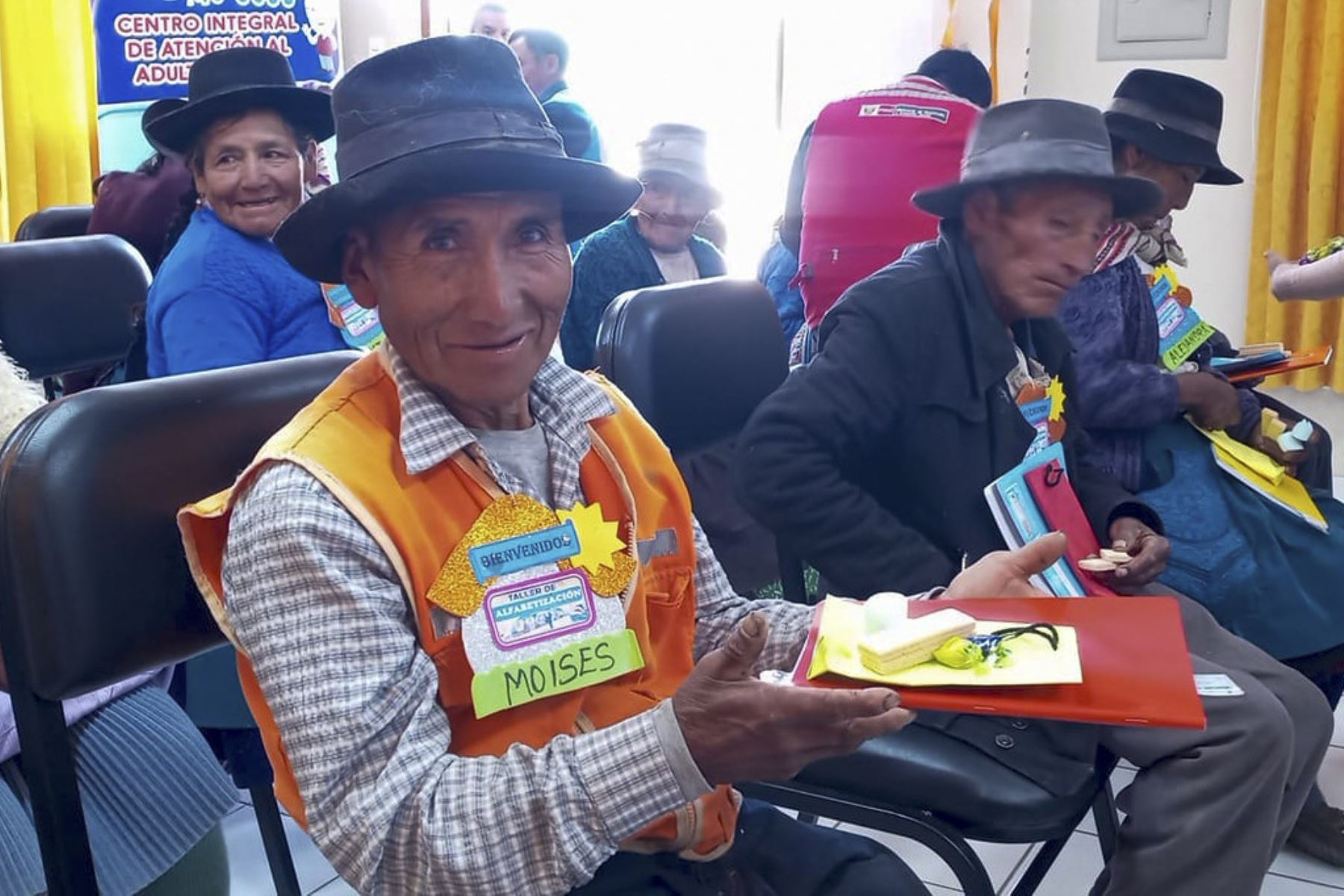 Dos veces por semana, los abuelitos acuden a los tambos San Juan de Dios de Lircay y Chahuarma, en la región Huancavelica, para estudiar. Foto: ANDINA/Programa PAIS