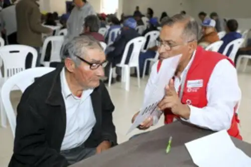 Entregan lentes para lectura adultos mayores, como parte de la campaña "Volver a ver" que desarrolla el programa Pensión 65. ANDINA/ Pensión 65.