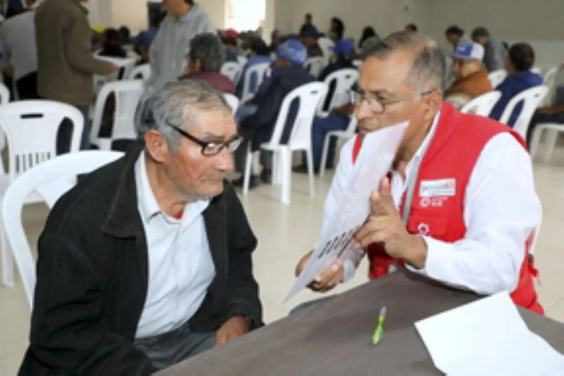 Entregan lentes para lectura adultos mayores, como parte de la campaña "Volver a ver" que desarrolla el programa Pensión 65. ANDINA/ Pensión 65.