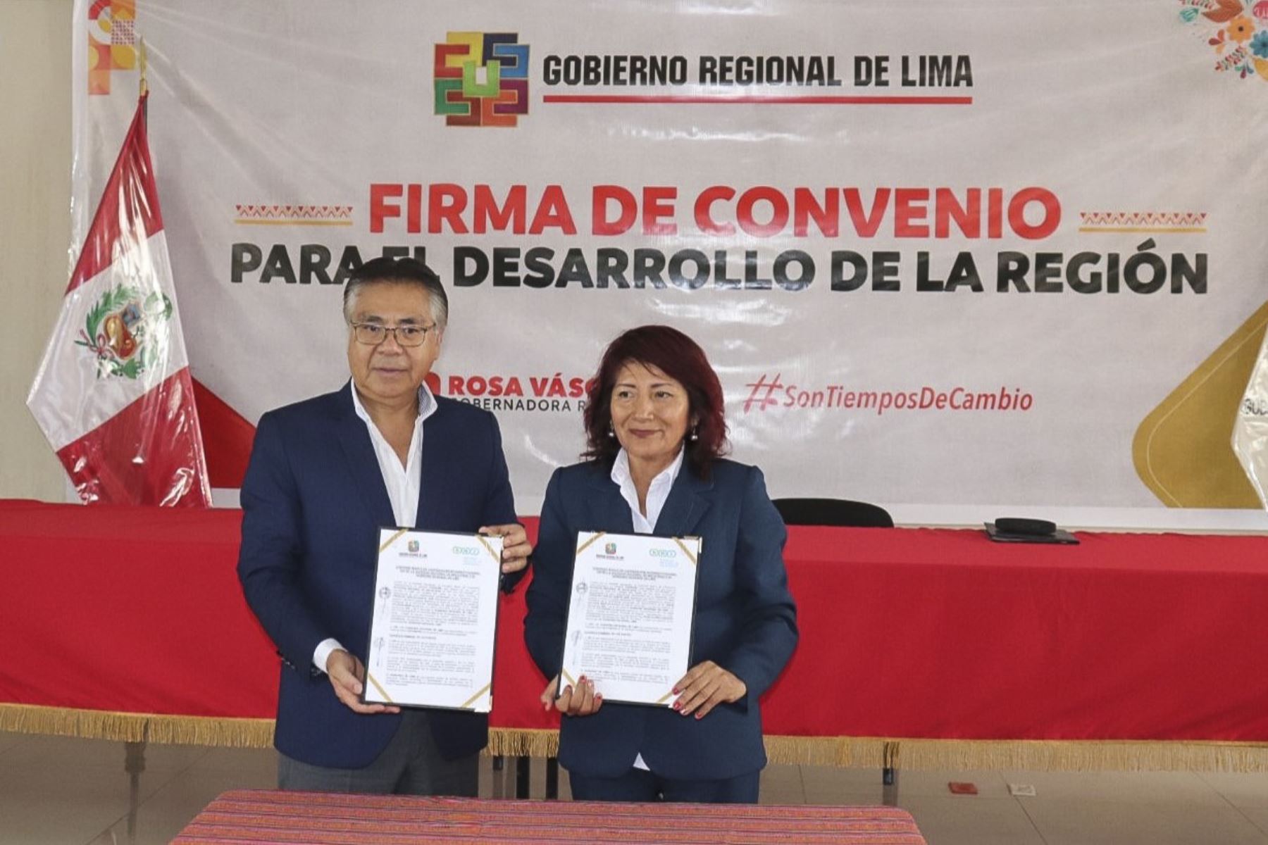La gobernadora regional de Lima, Rosa Vásquez Cuadrado y el presidente de la SNI, Jesús Salazar Nishi, firmaron el convenio interinstitucional para promover el desarrollo productivo de la región Lima. Foto: Cortesía