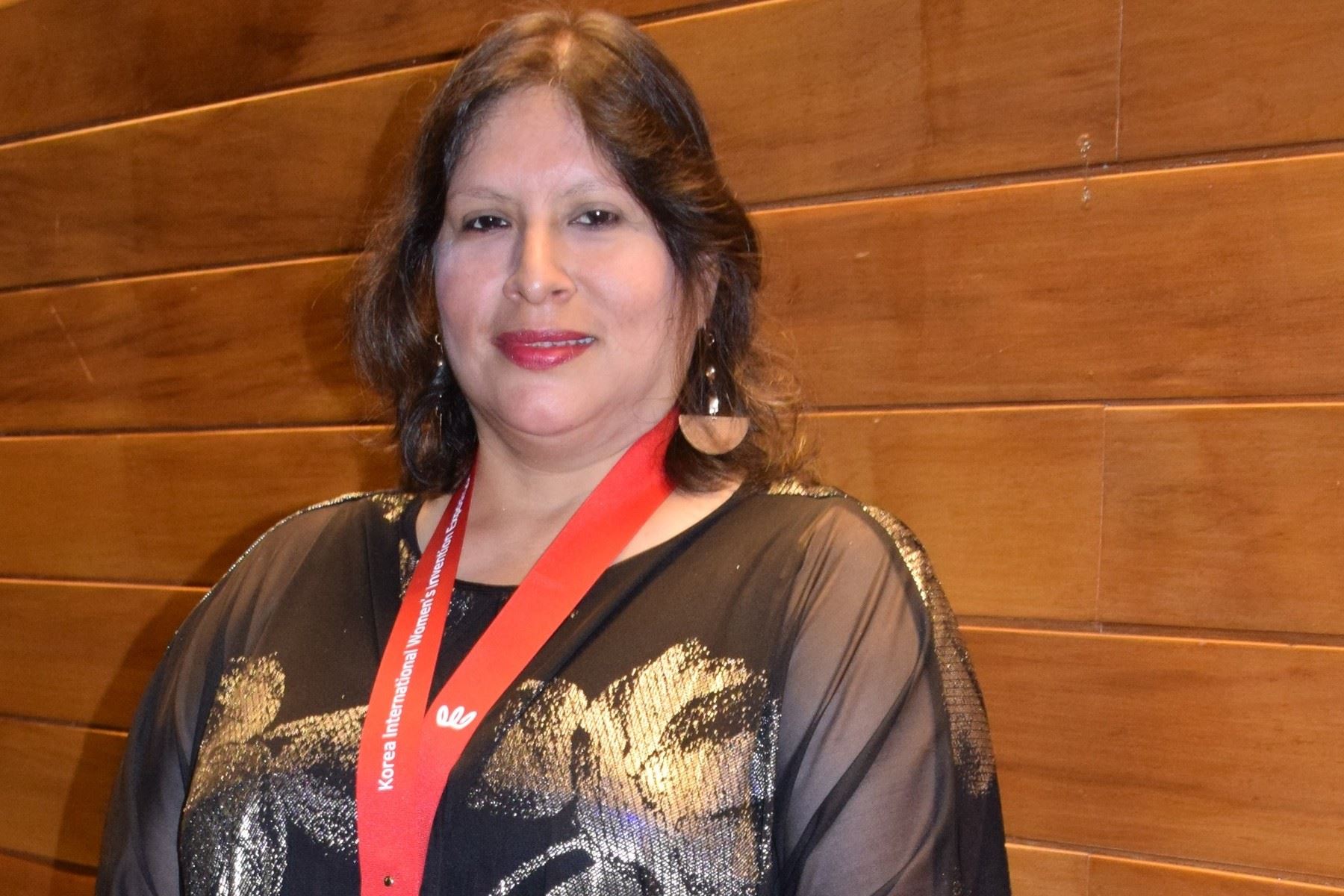 La inventora Silvana Flores Chávez presentó en la feria KIWIE 2023 sus inventos relacionados con la descontaminación del planeta.