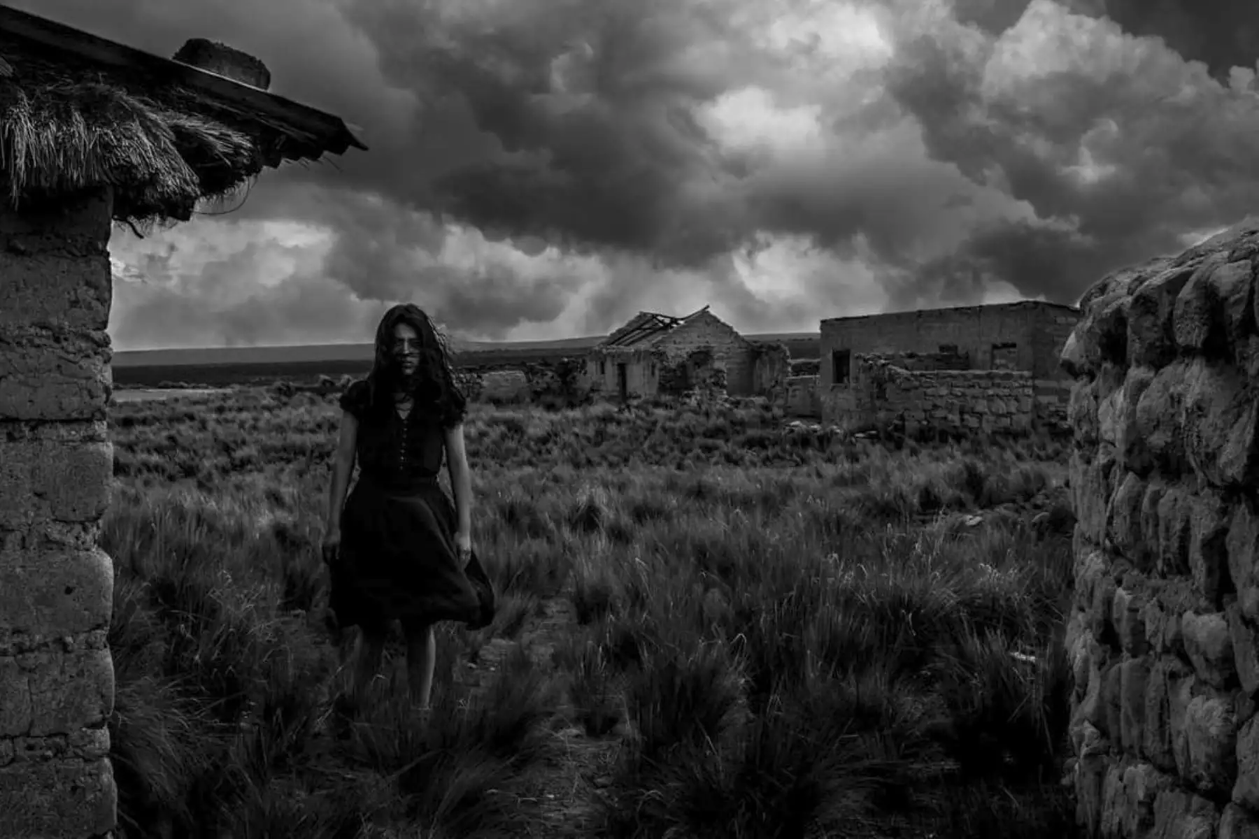 El primer lugar del concurso fue para Conny Marcela Lazarte Hinojosa, de la región Arequipa, con su fotografía titulada “Paraíso prohibido”, tomada en la localidad arequipeña de Pampa Cañahuas. “Mediante esta fotografía busco mostrar la dualidad de una mujer de campo y una de ciudad, a través de la mirada de la mujer que busca enfrentar su pasado y su presente”.
