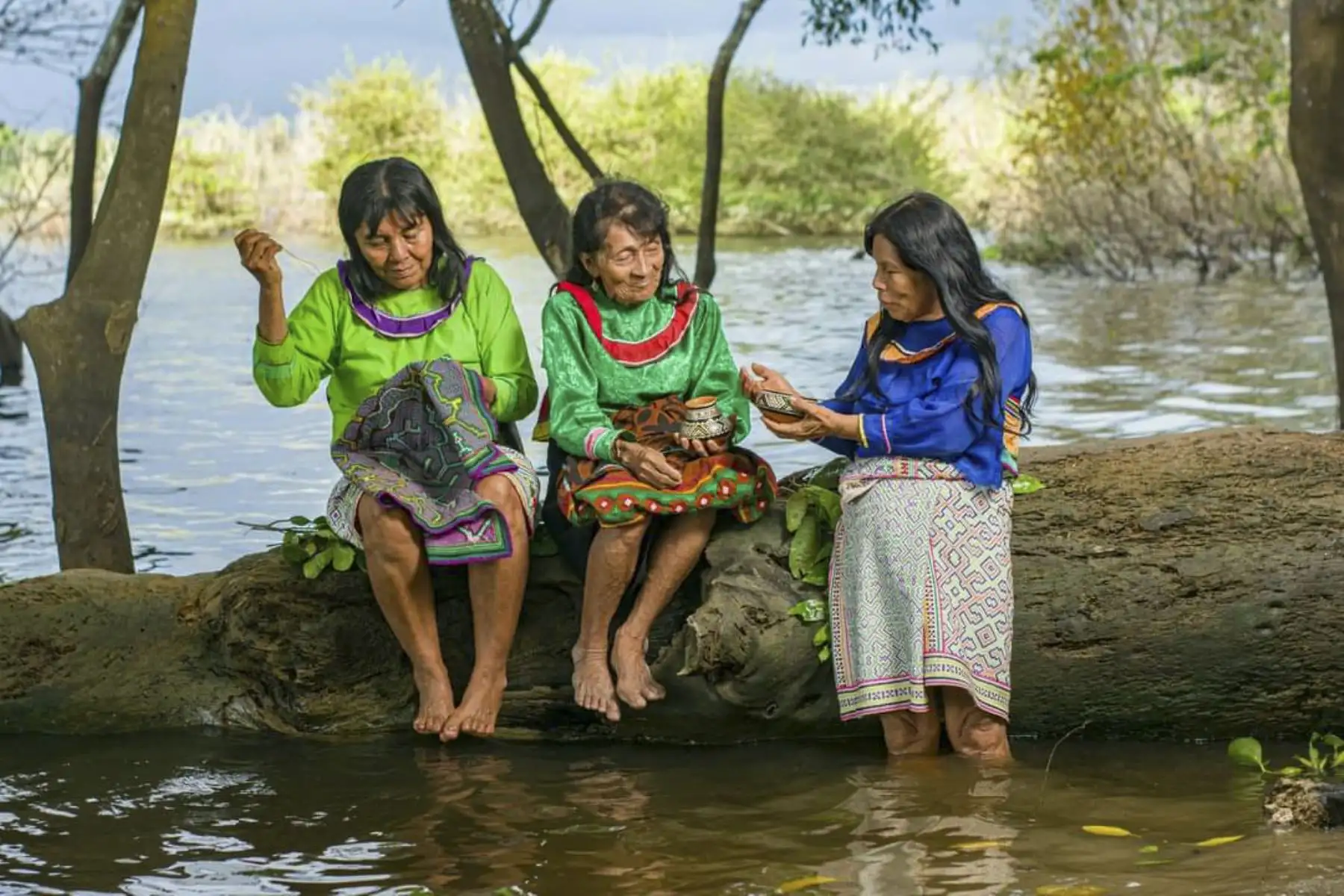 El tercer puesto fue para Diana Ruby Yarlaqué Balta, natural de Chiclayo, región Lambayeque, con su fotografía titulada “El legado de Inka Mea”, tomada en la comunidad nativa San Francisco, distrito de Yarinacocha, provincia de Coronel Portillo, región Ucayali. “A orillas del río Ucayali se encuentran Zoila, Antonia y Clemencia, mujeres indígenas de la etnia shipibo konibo que se dedican a la artesanía, bordado, pintado y cerámica”, señala sobre su fotografía.