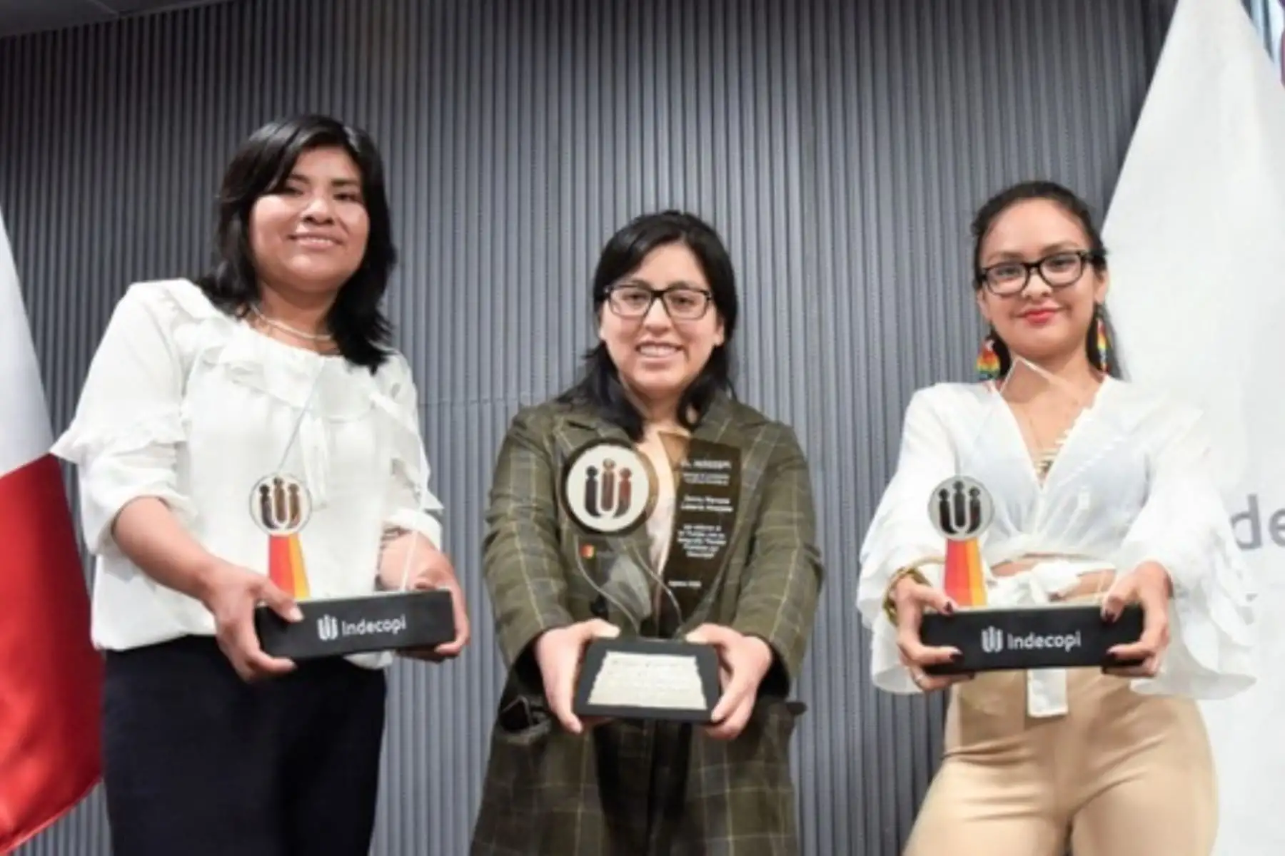 Las ganadoras recibieron un trofeo y un diploma de reconocimiento otorgado por la Dirección de Derecho de Autor del Indecopi, un certificado otorgado por la Organización Mundial de la Propiedad Intelectual (OMPI), así como becas para carreras, cursos, talleres y pasantías vinculadas al rubro de la fotografía . Foto: difusión