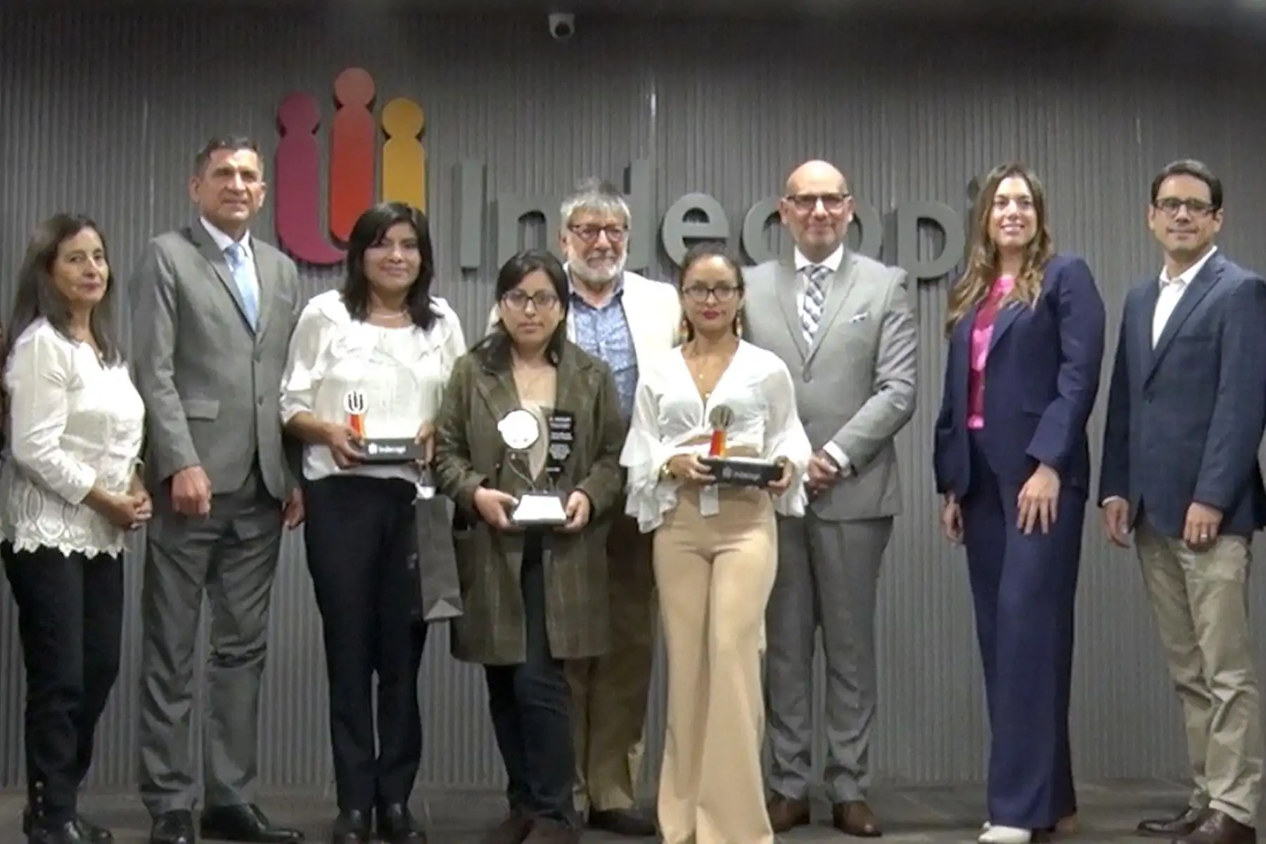 Las ganadoras recibieron un trofeo y un diploma de reconocimiento otorgado por la Dirección de Derecho de Autor del Indecopi, un certificado otorgado por la Organización Mundial de la Propiedad Intelectual (OMPI), así como becas para carreras, cursos, talleres y pasantías vinculadas al rubro de la fotografía . Foto: difusión