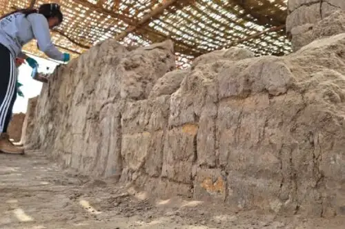 Un equipo de arqueólogos peruanos descubrió un segundo muro policromado de alrededor de 4,500 años de antigüedad que pertenecería a un personaje aún no definido en el lado norte de la huaca Tomabal, ubicada en el corazón del valle de Virú, en el distrito y provincia del mismo nombre, en la región La Libertad. Fotos: Luis Puell Zapata.