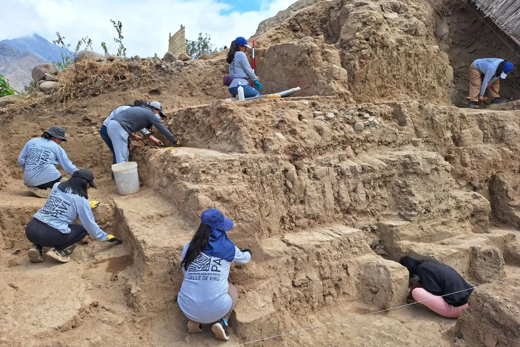 Un equipo de arqueólogos peruanos descubrió un segundo muro policromado de alrededor de 4,500 años de antigüedad que pertenecería a un personaje aún no definido en el lado norte de la huaca Tomabal, ubicada en el corazón del valle de Virú, en el distrito y provincia del mismo nombre, en la región La LibertadFoto:ANDINA/ Luis Puell.