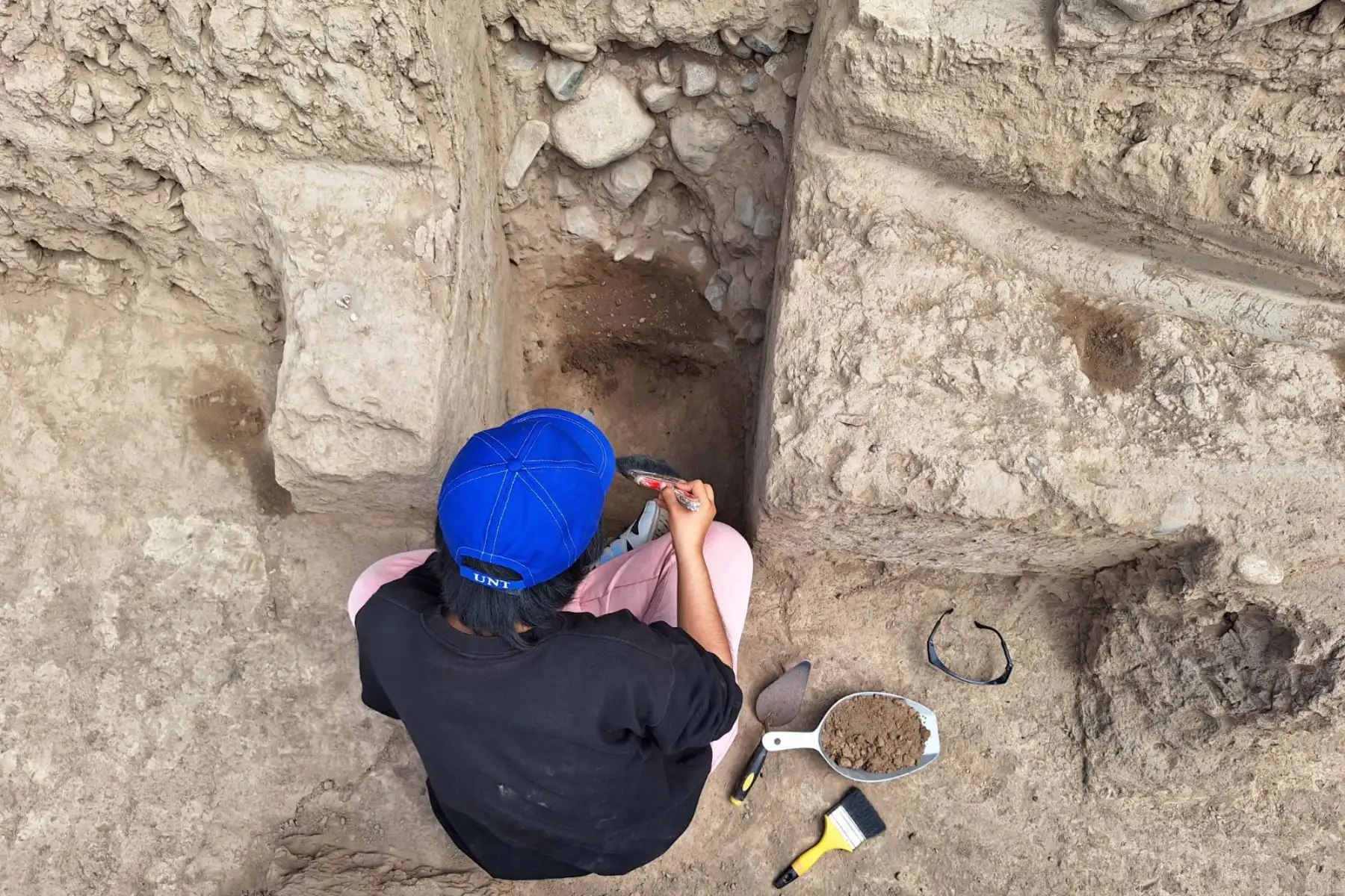 Un equipo de arqueólogos peruanos descubrió un segundo muro policromado de alrededor de 4,500 años de antigüedad que pertenecería a un personaje aún no definido en el lado norte de la huaca Tomabal, ubicada en el corazón del valle de Virú, en el distrito y provincia del mismo nombre, en la región La Libertad.Foto:ANDINA/ Luis Puell