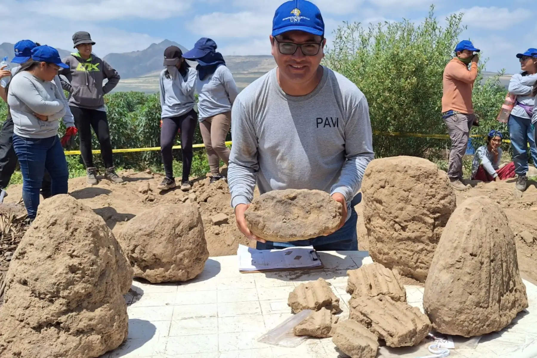 Un equipo de arqueólogos peruanos descubrió un segundo muro policromado de alrededor de 4,500 años de antigüedad que pertenecería a un personaje aún no definido en el lado norte de la huaca Tomabal, ubicada en el corazón del valle de Virú, en el distrito y provincia del mismo nombre, en la región La Libertad. Foto:ANDINA/ Luis Puell