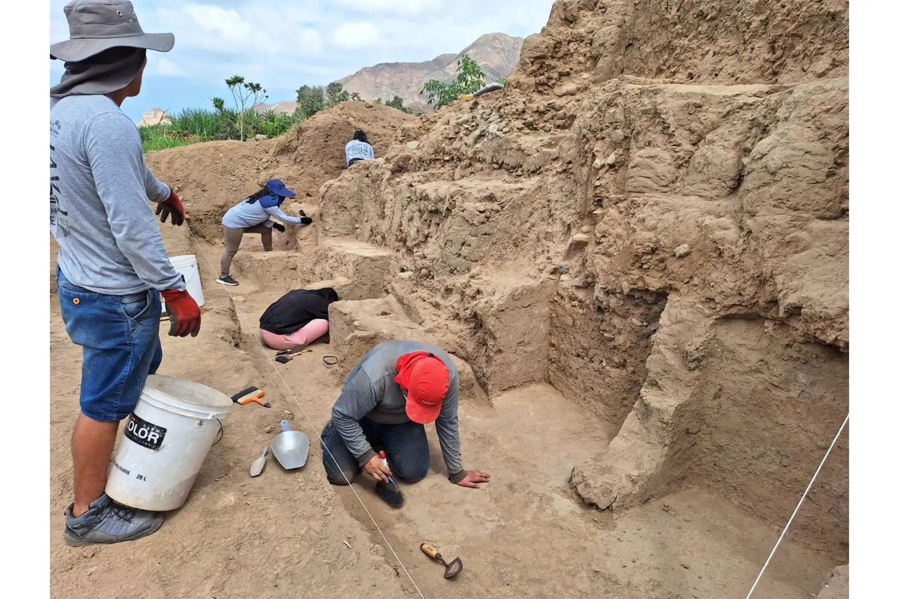 Un equipo de arqueólogos peruanos descubrió un segundo muro policromado de alrededor de 4,500 años de antigüedad que pertenecería a un personaje aún no definido en el lado norte de la huaca Tomabal, ubicada en el corazón del valle de Virú, en el distrito y provincia del mismo nombre, en la región La Libertad. Foto:ANDINA/ Luis Puell