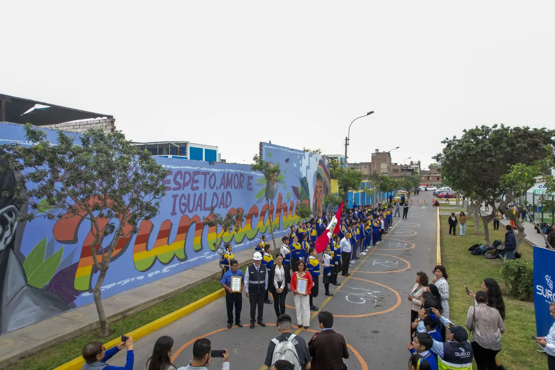 Alcalde de Surco, Carlos Bruce, presentó nuevo mural artístico que rinde homenaje a la diversidad peruana y el parque renovado Mateo Pumacahua.

Foto: ANDINA/Juan Carlos Guzmán Negrini