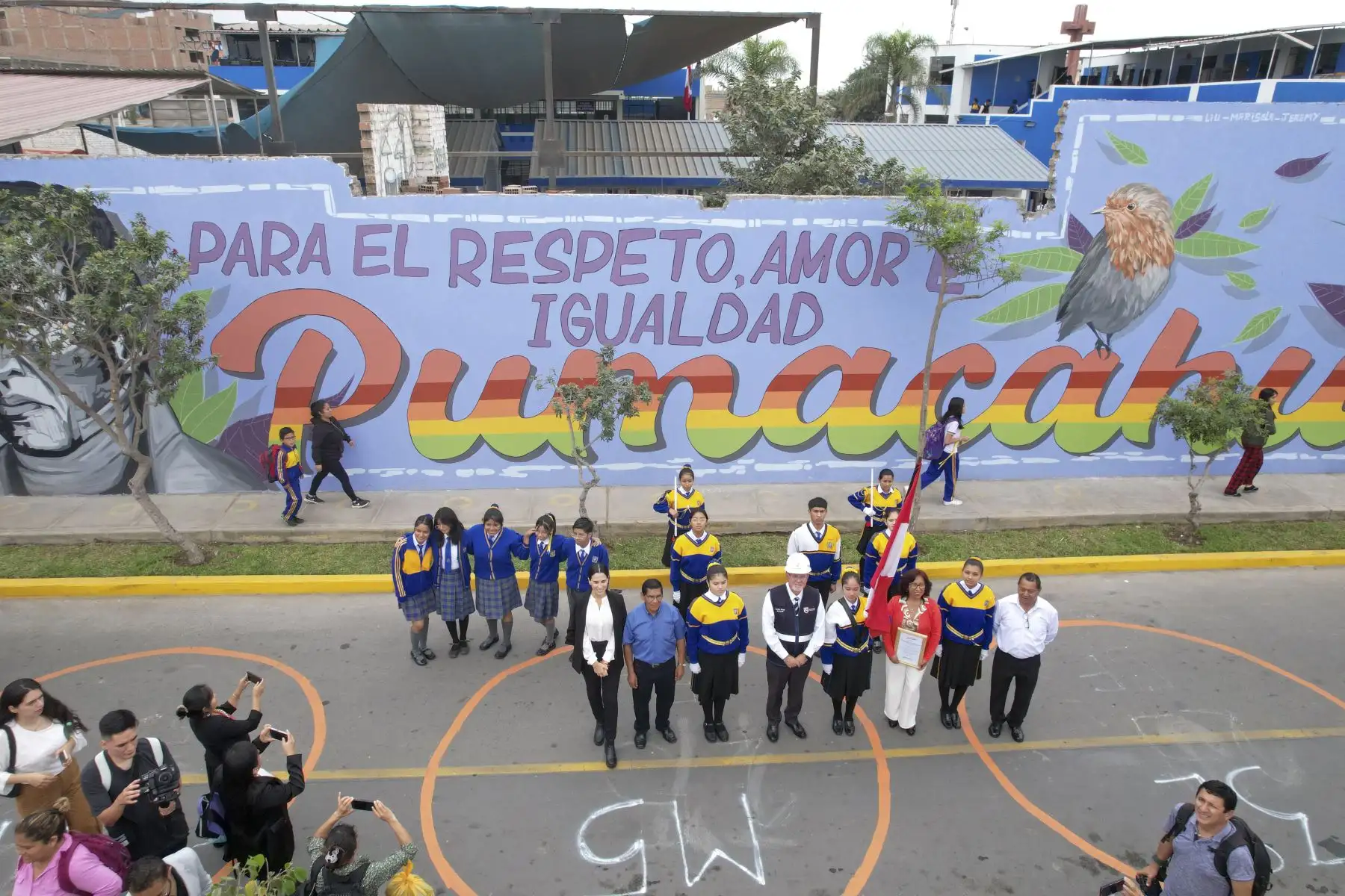 Alcalde de Surco, Carlos Bruce, presentó nuevo mural artístico que rinde homenaje a la diversidad peruana y el parque renovado Mateo Pumacahua.

Foto: ANDINA/Juan Carlos Guzmán Negrini