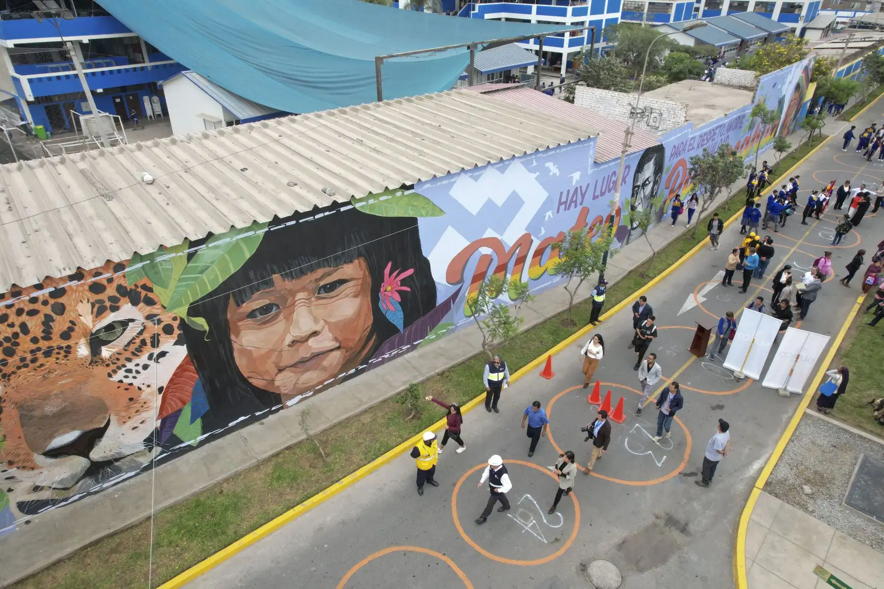 Alcalde de Surco, Carlos Bruce, presentó nuevo mural artístico que rinde homenaje a la diversidad peruana y el parque renovado Mateo Pumacahua.

Foto: ANDINA/Juan Carlos Guzmán Negrini
