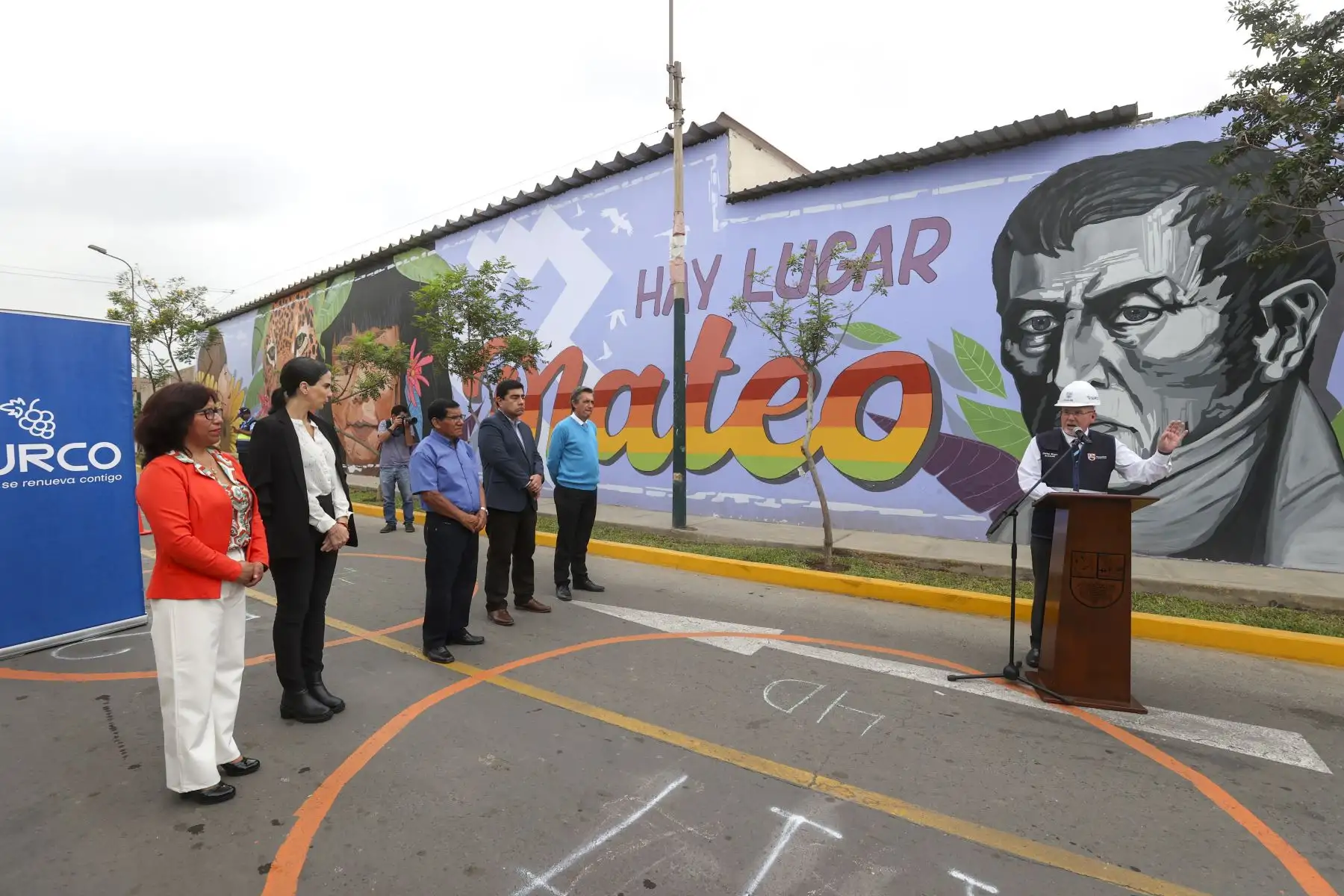 Alcalde de Surco, Carlos Bruce, presentó nuevo mural artístico que rinde homenaje a la diversidad peruana y el parque renovado Mateo Pumacahua.

Foto: ANDINA/Juan Carlos Guzmán Negrini