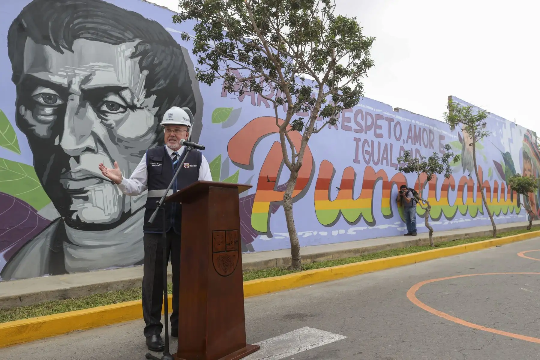 Alcalde de Surco, Carlos Bruce, presentó nuevo mural artístico que rinde homenaje a la diversidad peruana y el parque renovado Mateo Pumacahua.

Foto: ANDINA/Juan Carlos Guzmán Negrini
