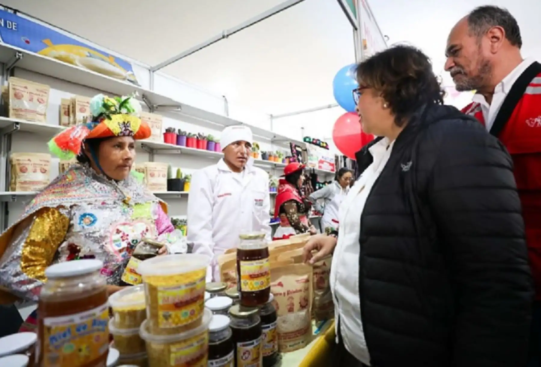 Con el objetivo de promover los productos elaborados por los usuarios del proyecto Haku Wiñay/Noa Jayatai (Vamos a crecer) del programa Foncodes, que pertenece al Ministerio de Desarrollo e Inclusión Social (Midis), se lleva a cabo la Expoferia Nacional de Emprendimientos Rurales Inclusivos 2023 que busca fortalecer la articulación comercial con mercados locales de Lima Metropolitana, regionales y nacionales.