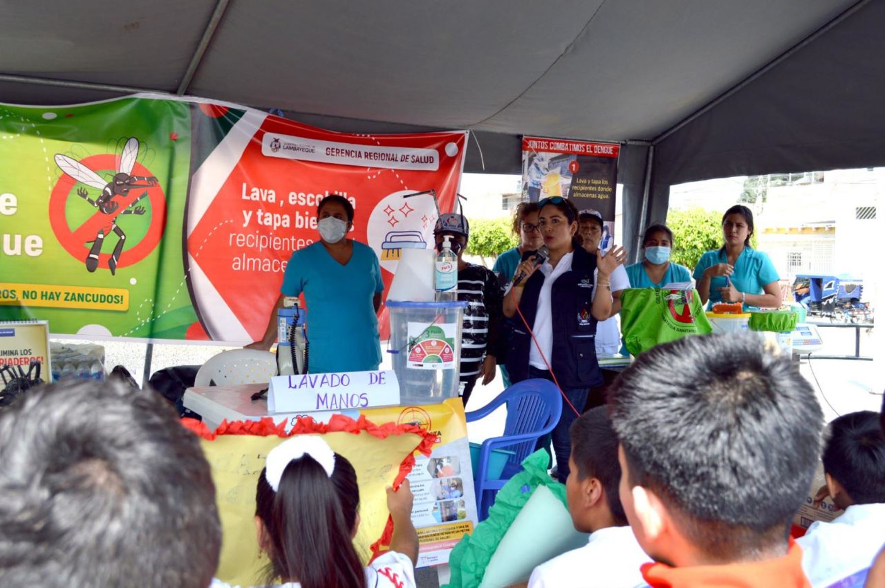 La primera feria informativa sobre el dengue se desarrolló en la plaza principal del distrito de Tumán, región Lambayeque. Foto: ANDINA/Difusión
