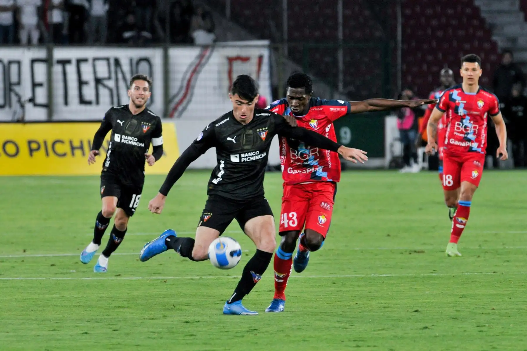 Liga de Quito, con Paolo Guerrero, se enfrentó ante El Nacional por la fecha 3 de la segunda ronda de la LigaPro de Ecuador. El encuentro se disputó en el Estadio Rodrigo Paz Delgado de la ciudad de Quito y quedó 0-0.
Foto: Twitter LDU QUITO