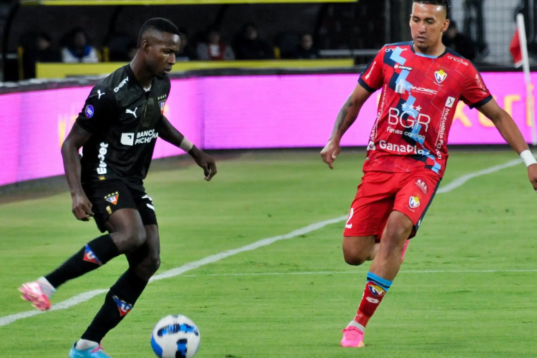 Liga de Quito, con Paolo Guerrero, se enfrentó ante El Nacional por la fecha 3 de la segunda ronda de la LigaPro de Ecuador. El encuentro se disputó en el Estadio Rodrigo Paz Delgado de la ciudad de Quito y quedó 0-0.
Foto: Twitter LDU QUITO