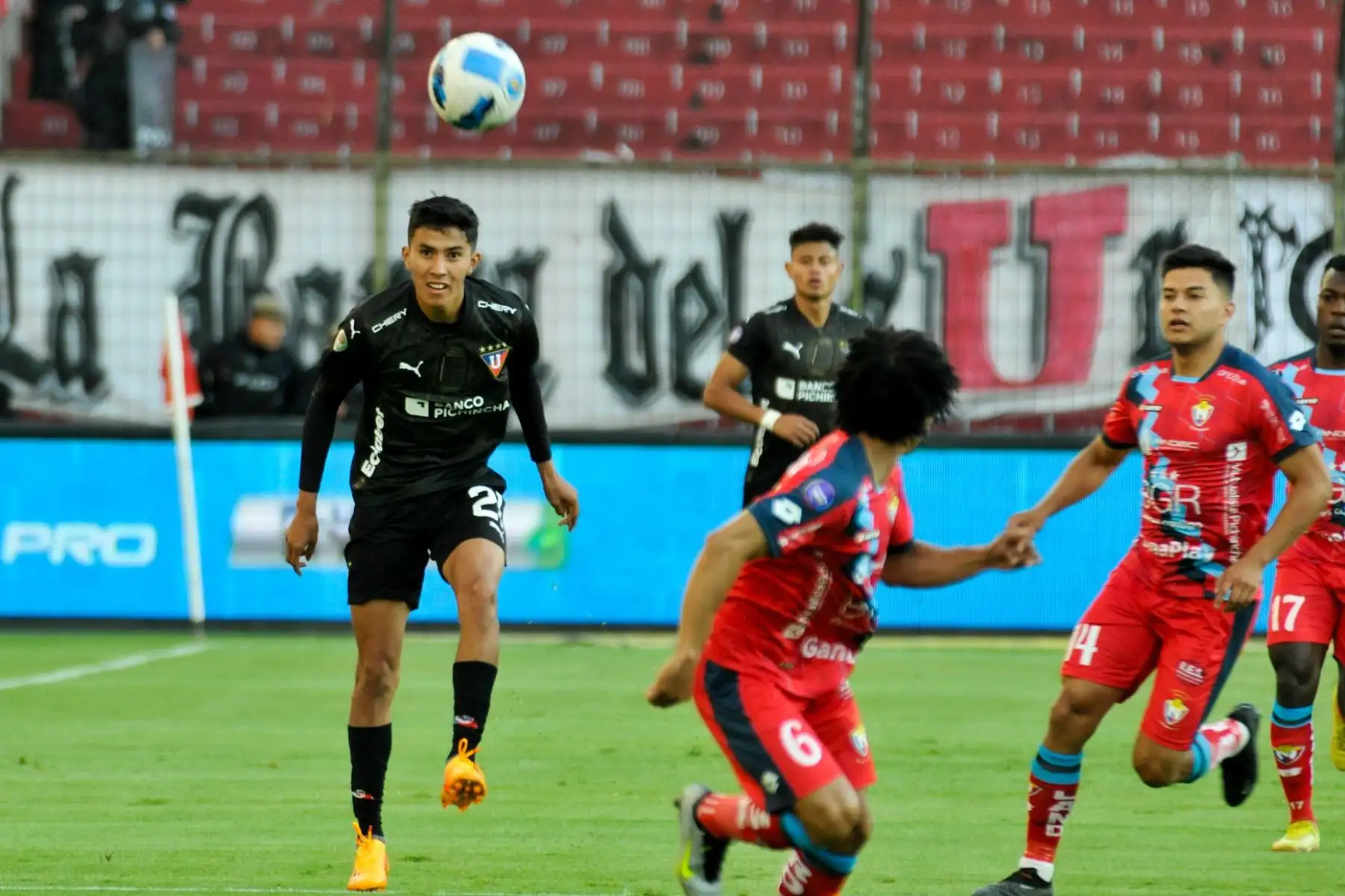 Liga de Quito, con Paolo Guerrero, se enfrentó ante El Nacional por la fecha 3 de la segunda ronda de la LigaPro de Ecuador. El encuentro se disputó en el Estadio Rodrigo Paz Delgado de la ciudad de Quito y quedó 0-0.
Foto: Twitter LDU QUITO