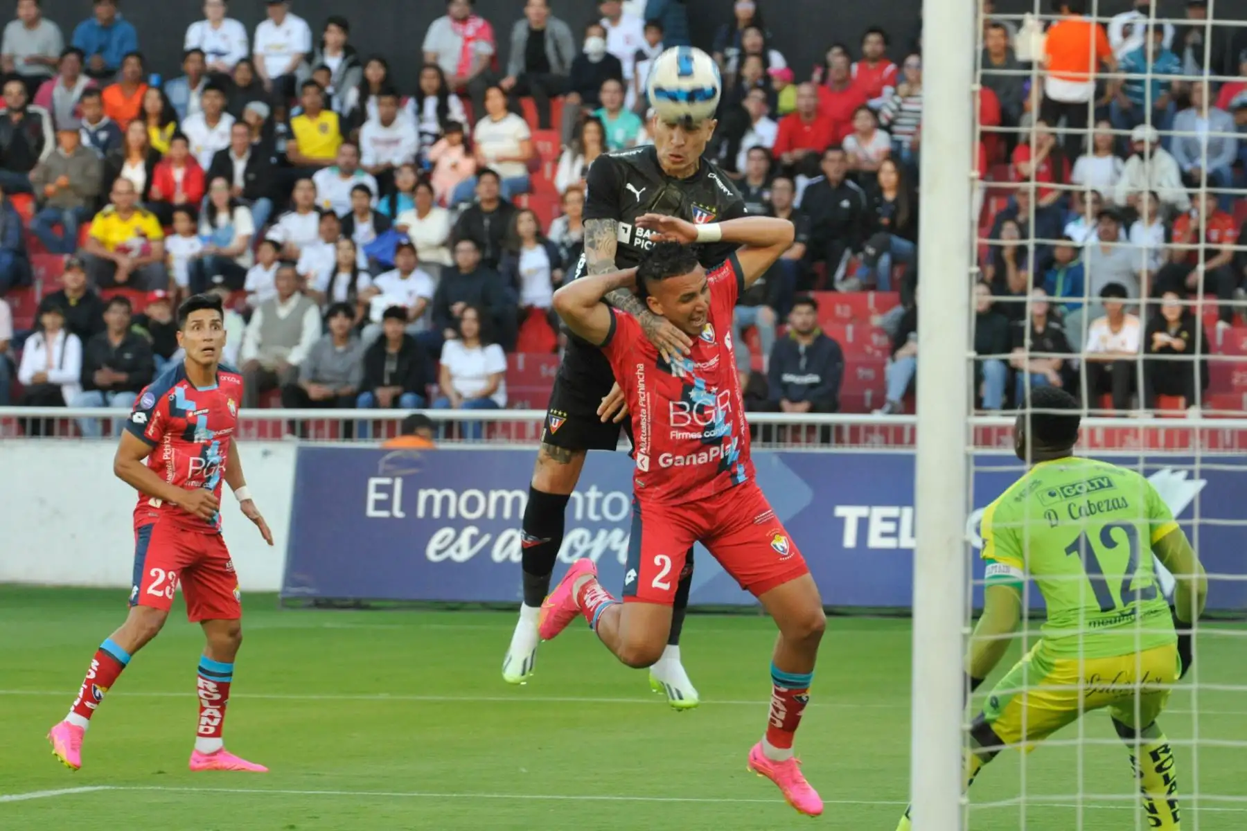 Liga de Quito, con Paolo Guerrero, se enfrentó ante El Nacional por la fecha 3 de la segunda ronda de la LigaPro de Ecuador. El encuentro se disputó en el Estadio Rodrigo Paz Delgado de la ciudad de Quito y quedó 0-0.
Foto: Twitter LDU QUITO