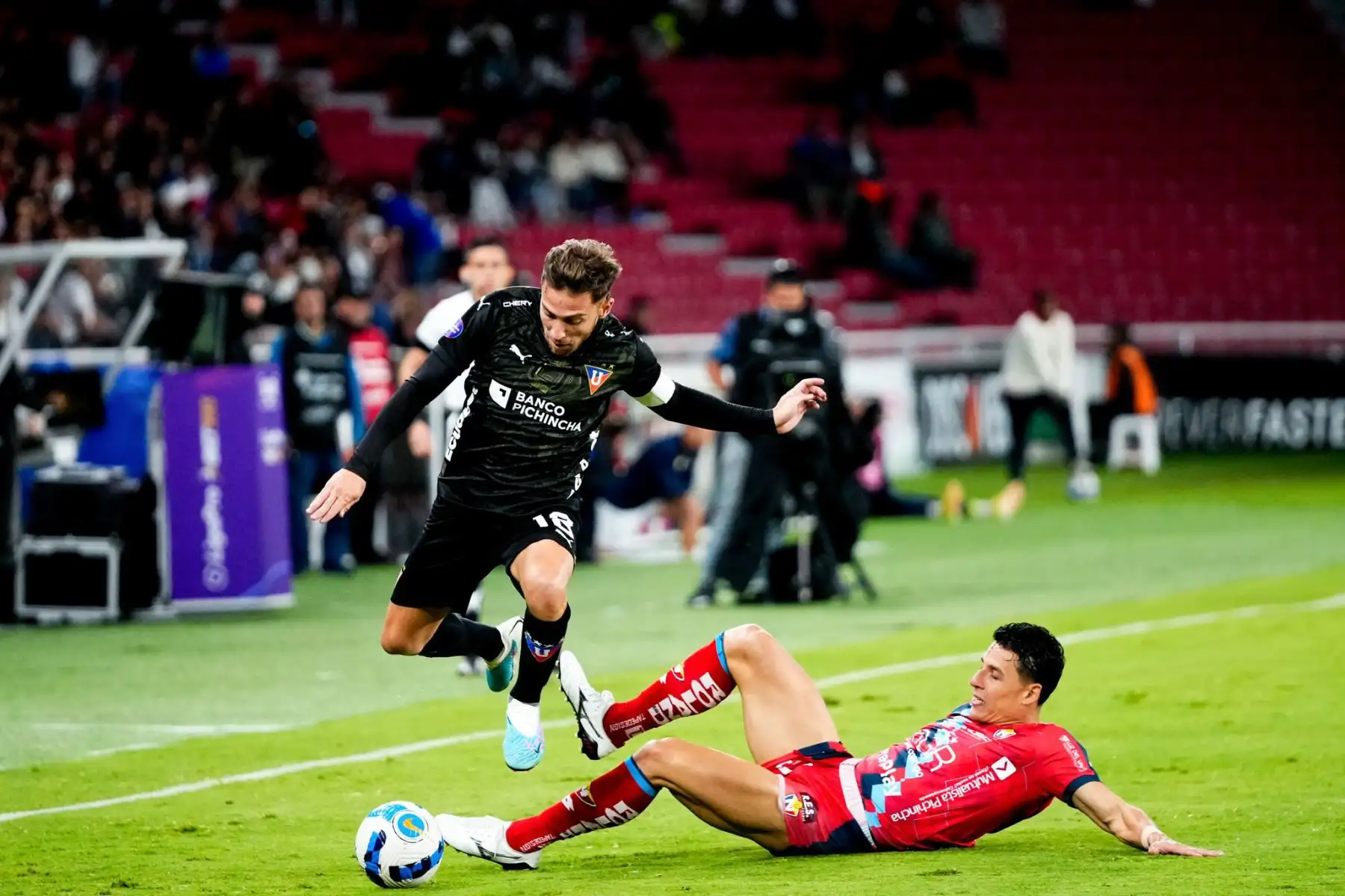 Liga de Quito, con Paolo Guerrero, se enfrentó ante El Nacional por la fecha 3 de la segunda ronda de la LigaPro de Ecuador. El encuentro se disputó en el Estadio Rodrigo Paz Delgado de la ciudad de Quito y quedó 0-0.
Foto: Twitter LDU QUITO