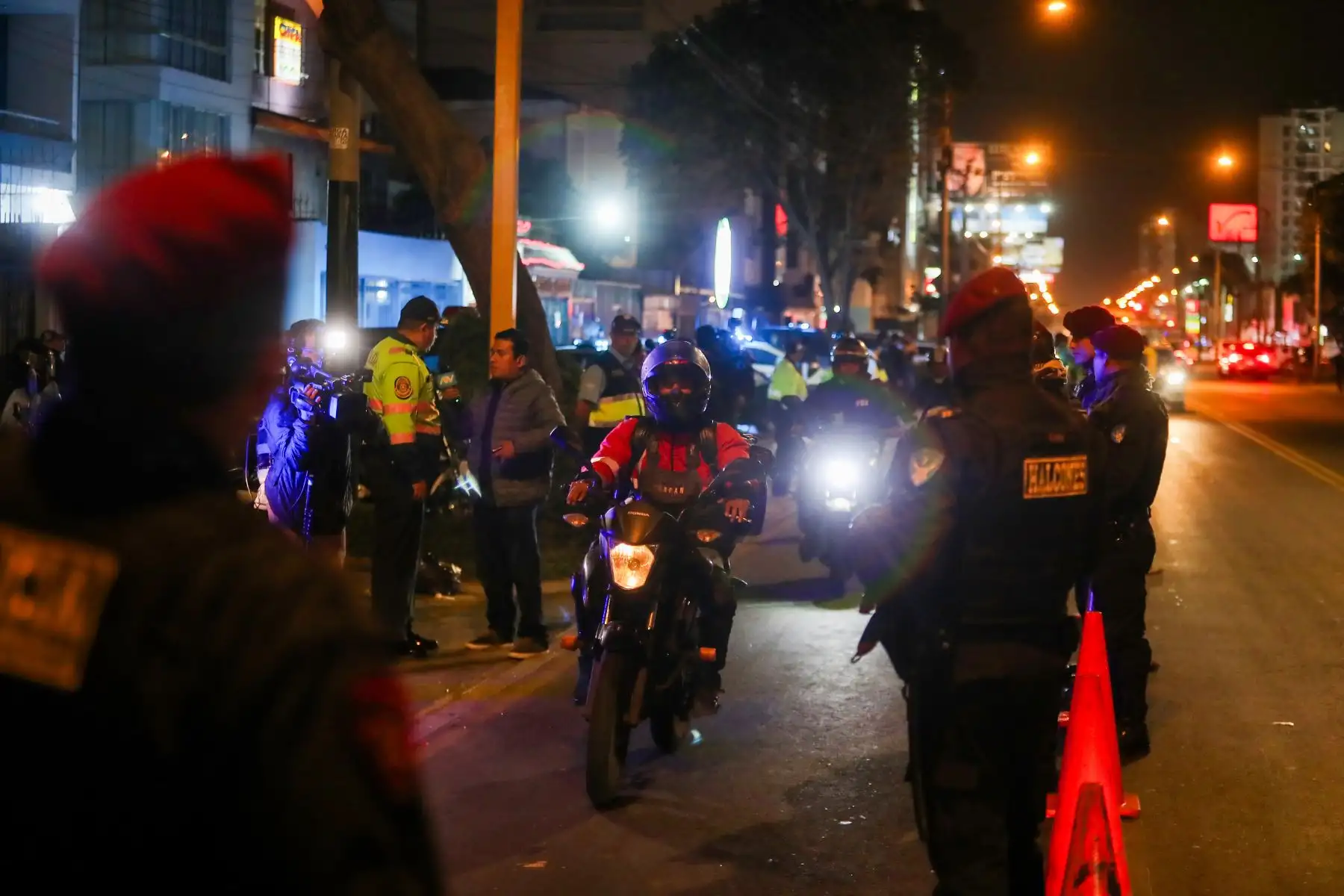 La Municipalidad Distrital de Miraflores y la Policía Nacional desarrollan un operativo conjunto de control de identidad para reforzar la seguridad en la jurisdicción y en los limites distritales.
Foto: ANDINA/Ricardo Cuba