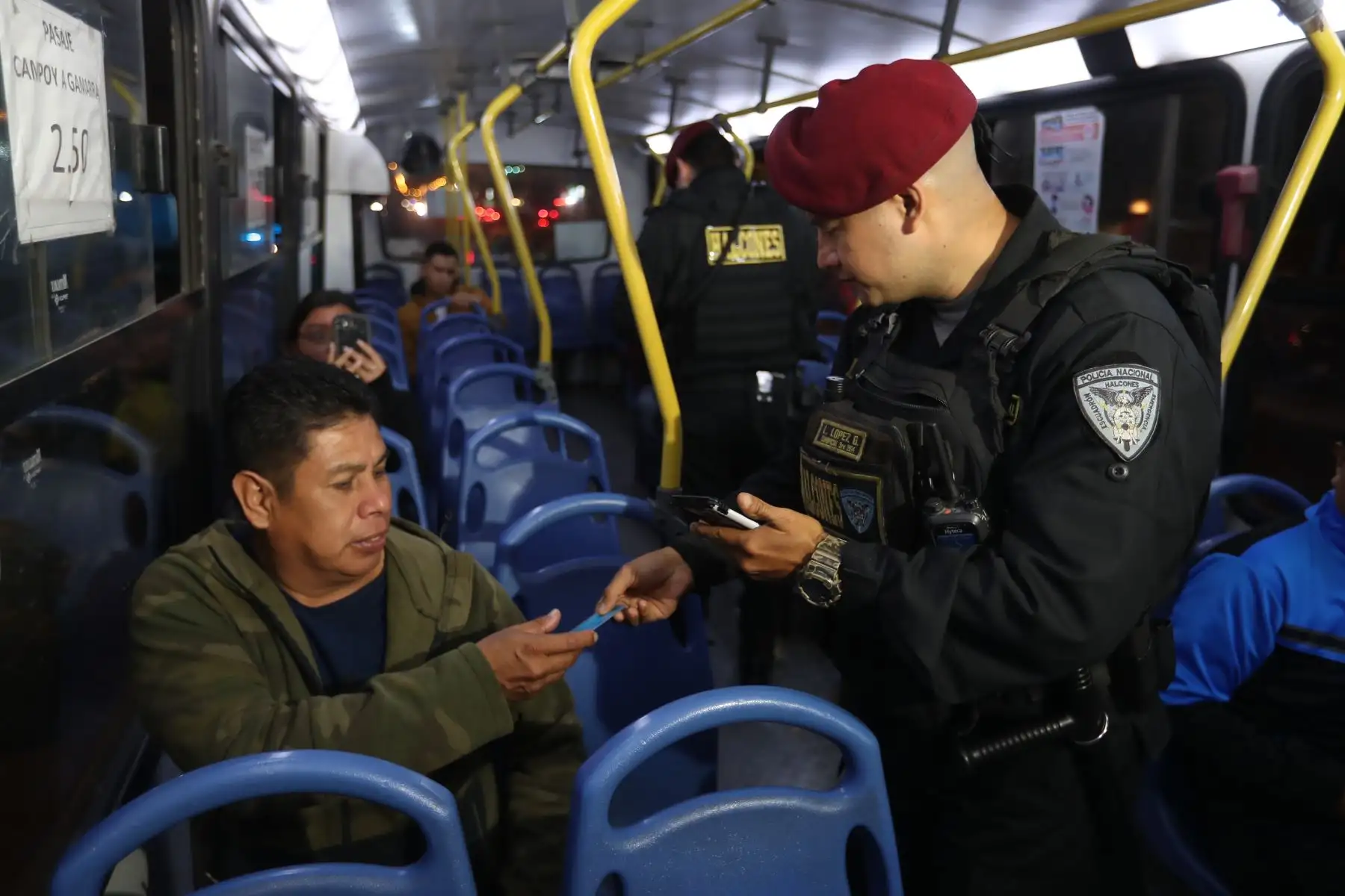 La Municipalidad Distrital de Miraflores y la Policía Nacional desarrollan un operativo conjunto de control de identidad para reforzar la seguridad en la jurisdicción y en los limites distritales.
Foto: ANDINA/Ricardo Cuba