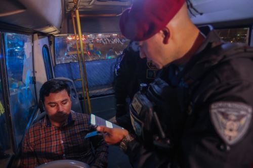 La Policía Nacional ejecutó operativo de control de identidad en Arequipa al entrar en vigencia la declaratoria del estado de emergencia. ANDINA/Archivo