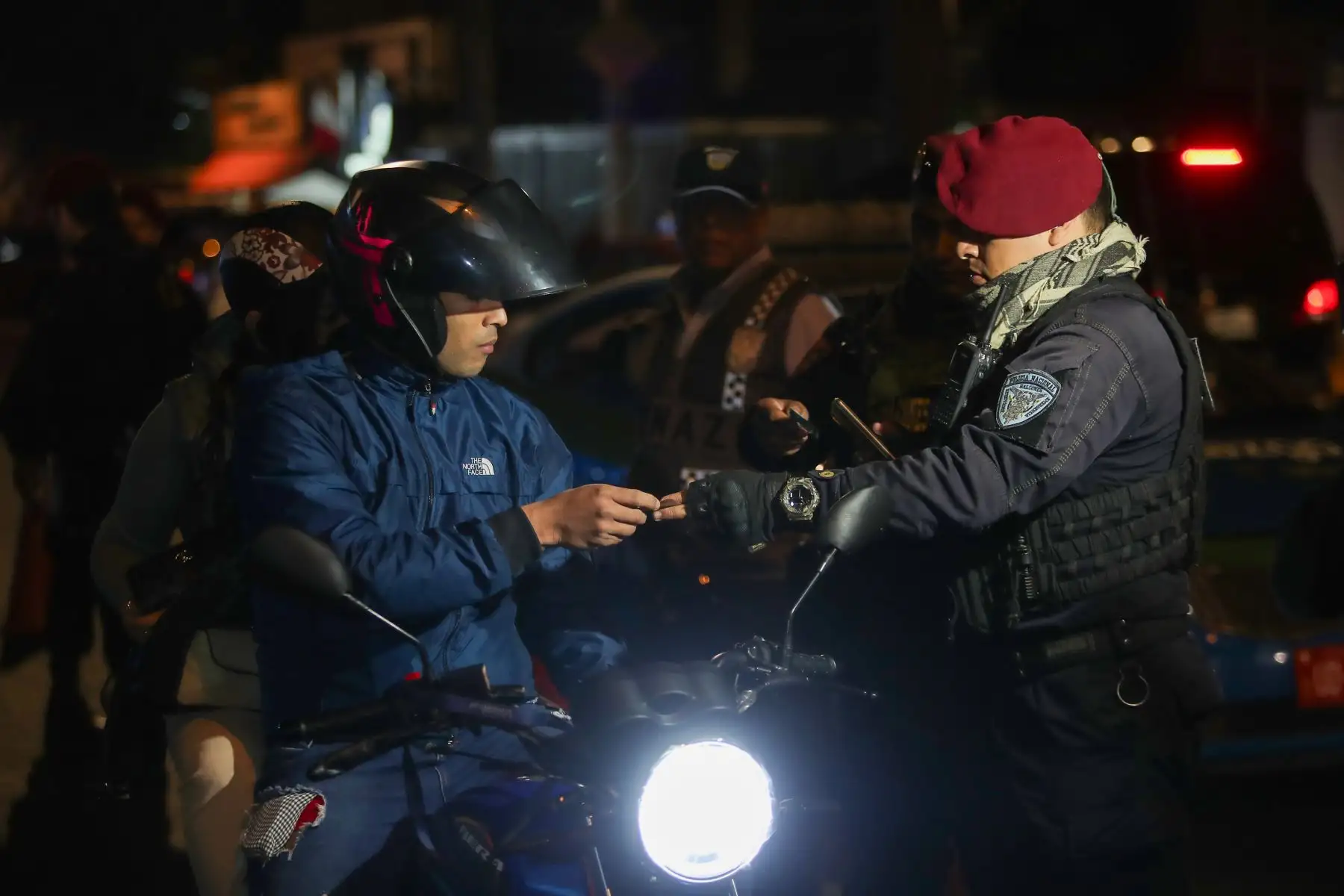 La Municipalidad Distrital de Miraflores y la Policía Nacional desarrollan un operativo conjunto de control de identidad para reforzar la seguridad en la jurisdicción y en los limites distritales.
Foto: ANDINA/Ricardo Cuba