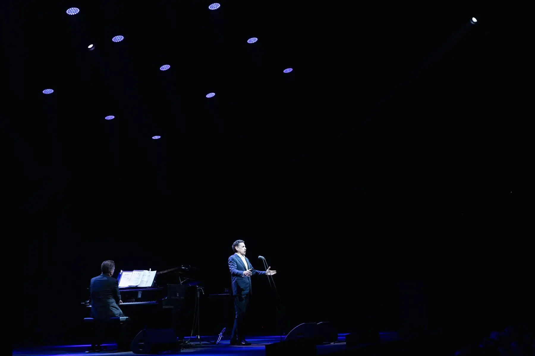 El tenor lírico ligero peruano Juan Diego Flórez, uno de los más reputados del panorama actual, ha actuado este viernes en el Festival de Cap Roig en Calella de Palafrugell (Girona) para presentar una selección de su rico y variado repertorio, que ha incluido arias de Vincenzo Bellini, Giuseppe Verdi, y Giacomo Puccini, entre otros.

Foto: EFE