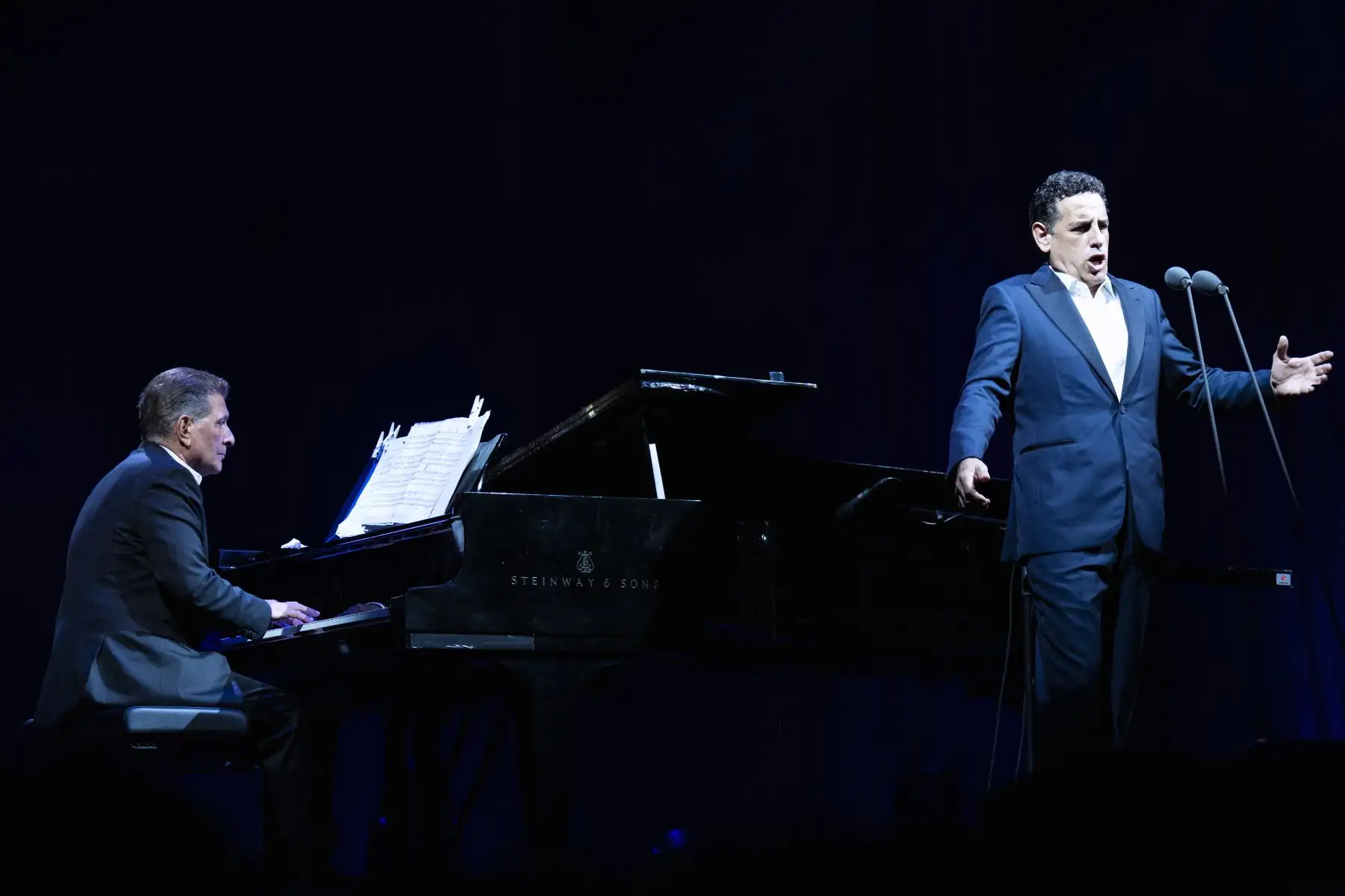 El tenor lírico ligero peruano Juan Diego Flórez, uno de los más reputados del panorama actual, ha actuado este viernes en el Festival de Cap Roig en Calella de Palafrugell (Girona) para presentar una selección de su rico y variado repertorio, que ha incluido arias de Vincenzo Bellini, Giuseppe Verdi, y Giacomo Puccini, entre otros.

Foto: EFE