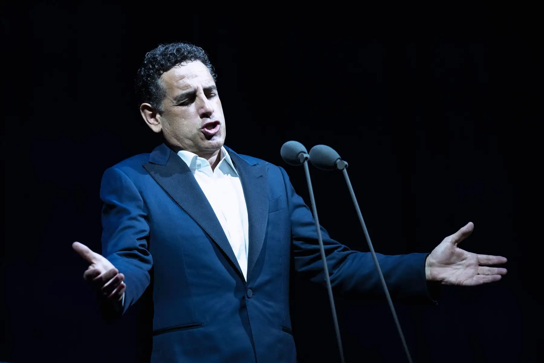 El tenor lírico ligero peruano Juan Diego Flórez, uno de los más reputados del panorama actual, ha actuado este viernes en el Festival de Cap Roig en Calella de Palafrugell (Girona) para presentar una selección de su rico y variado repertorio, que ha incluido arias de Vincenzo Bellini, Giuseppe Verdi, y Giacomo Puccini, entre otros.

Foto: EFE