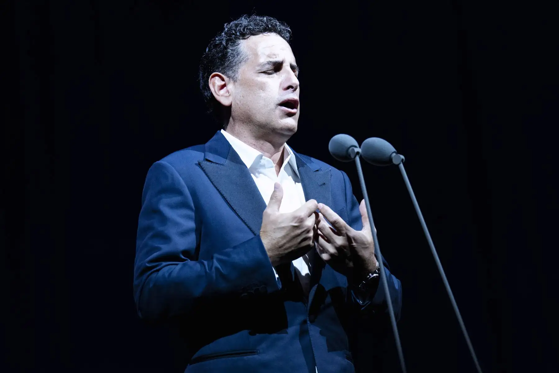 El tenor lírico ligero peruano Juan Diego Flórez, uno de los más reputados del panorama actual, ha actuado este viernes en el Festival de Cap Roig en Calella de Palafrugell (Girona) para presentar una selección de su rico y variado repertorio, que ha incluido arias de Vincenzo Bellini, Giuseppe Verdi, y Giacomo Puccini, entre otros.

Foto: EFE