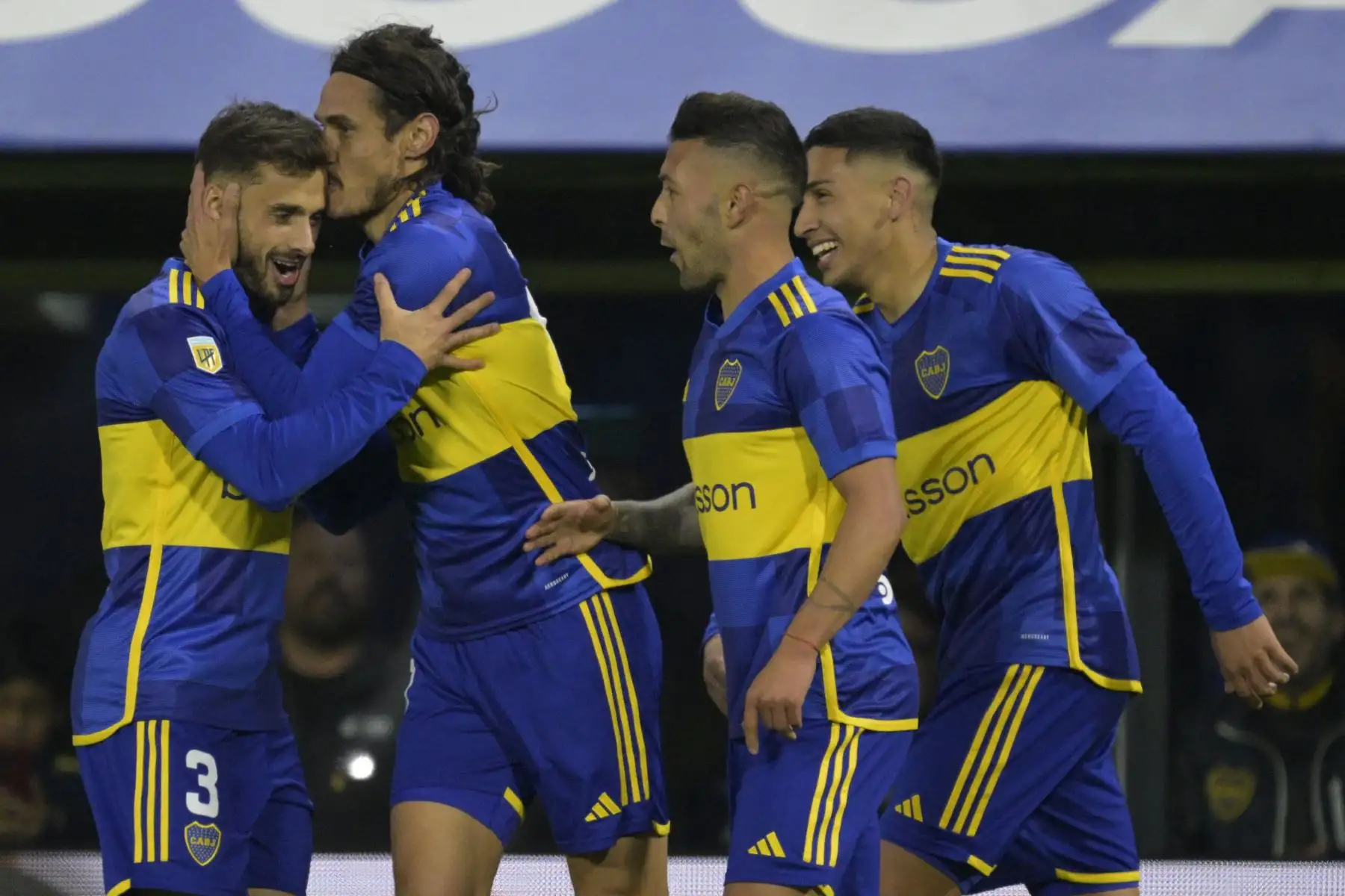 El delantero uruguayo de Boca Juniors, Edinson Cavani, celebra con sus compañeros el defensor Lucas Blondel, el delantero Lucas Janson y el defensa Ezequiel Fernández después de anotar el segundo gol del equipo contra Platense durante su partido de fútbol de la Copa de la Liga Profesional en el estadio "Bombonera" en Buenos Aires el 18 de agosto. 2023.
Foto: AFP