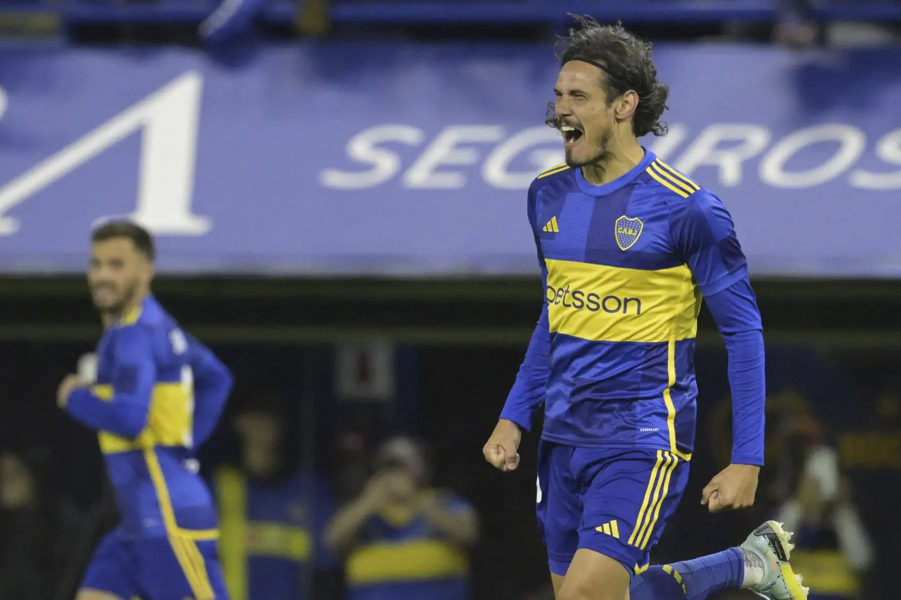 El delantero uruguayo de Boca Juniors, Edinson Cavani, celebra después de anotar el segundo gol del equipo contra Platense durante su partido de fútbol de la Copa de la Liga Profesional en el estadio "Bombonera" en Buenos Aires el 18 de agosto de 2023.
Foto: AFP