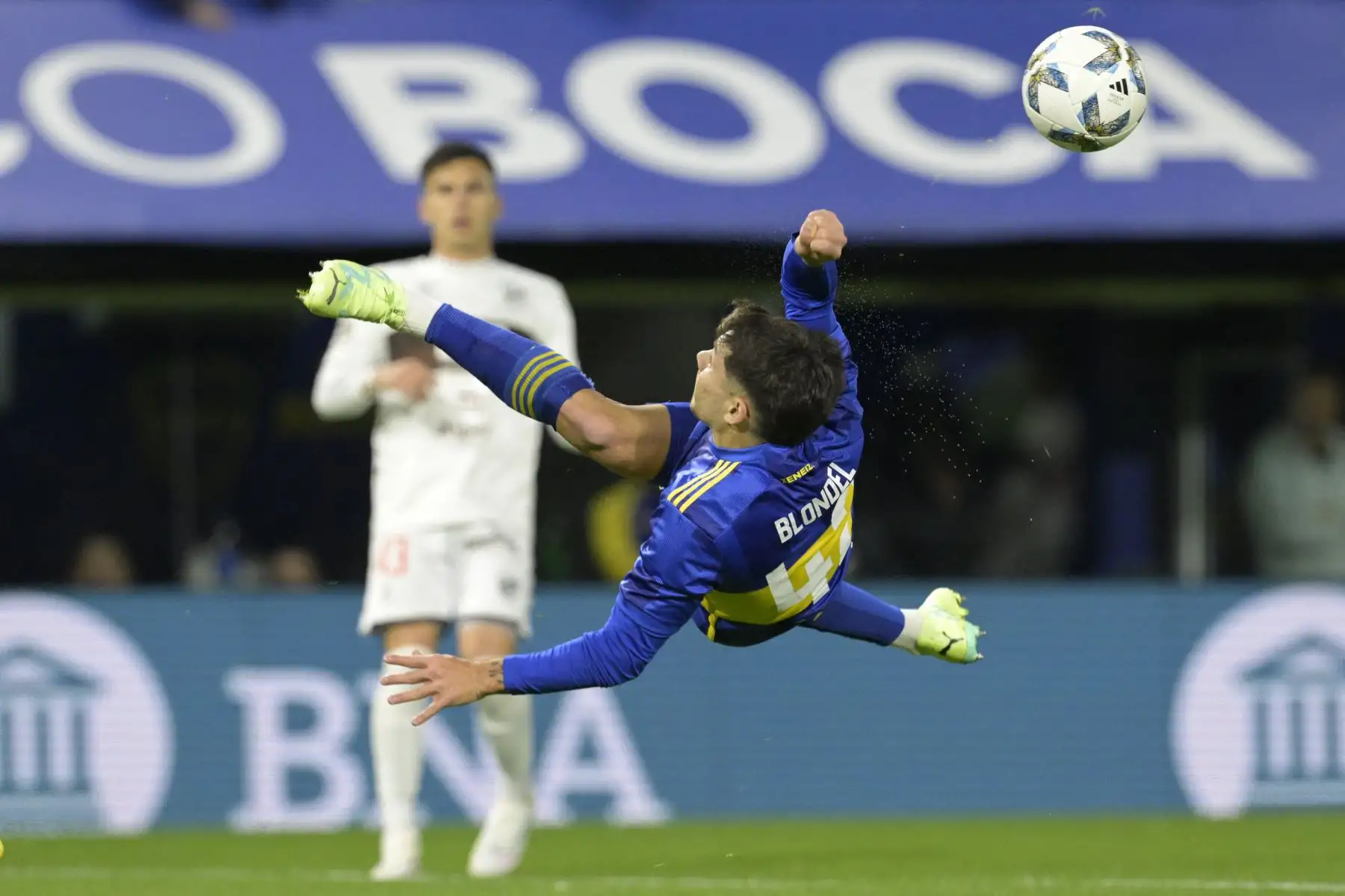 El defensa de Boca Juniors, Lucas Blondel, falla al golpear el balón durante el partido de fútbol de la Copa de la Liga Profesional contra Platense en el estadio "Bombonera" de Buenos Aires el 18 de agosto de 2023.
Foto: AFP