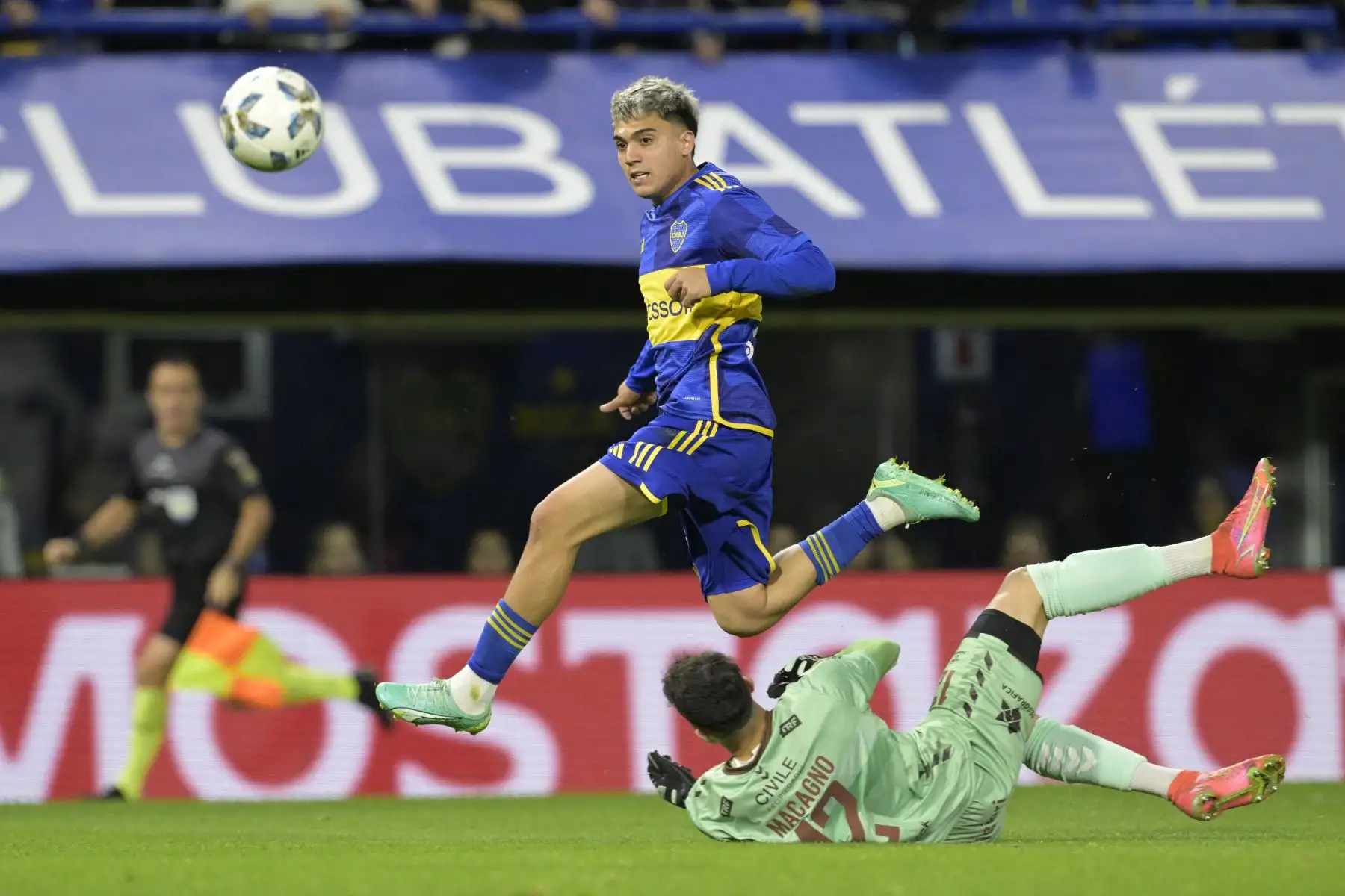El delantero de Boca Juniors, Exequiel Zeballos, golpea y marca un gol contra el portero de Platense, Ramiro Macagno, durante su partido de fútbol de la Copa de la Liga Profesional en el estadio "Bombonera" de Buenos Aires el 18 de agosto de 2023.
Foto: AFP