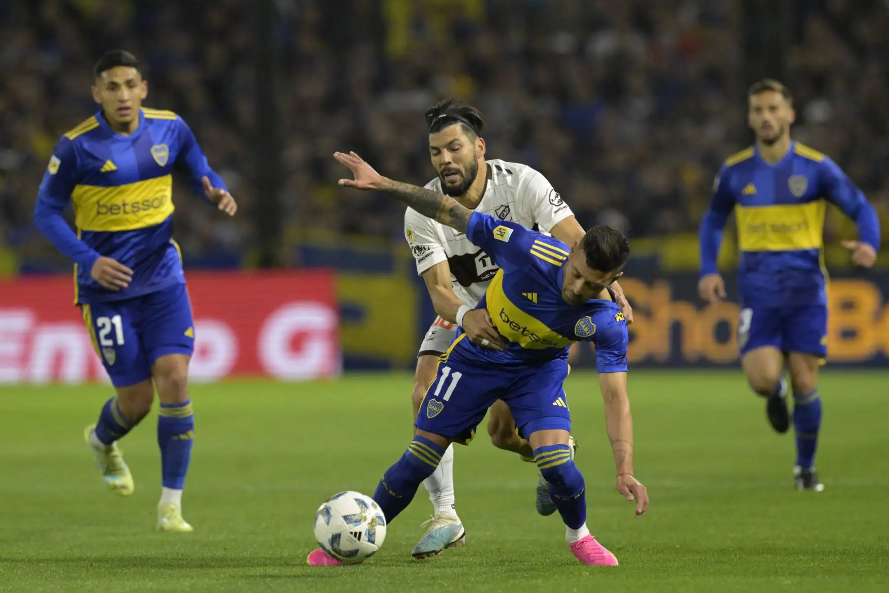 El delantero de Boca Juniors Lucas Janson compite por el balón con el mediocampista de Platense Gabirel Gudino durante su partido de fútbol de la Copa de la Liga Profesional en el estadio "Bombonera" en Buenos Aires el 18 de agosto de 2023.
Foto: AFP