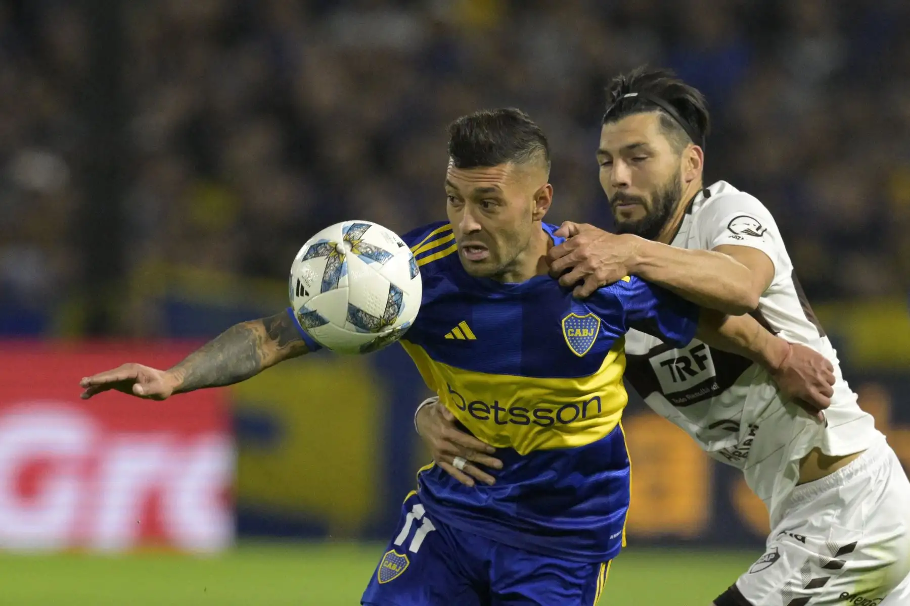 El delantero de Boca Juniors Lucas Janson compite por el balón con el mediocampista de Platense Gabriel Gudino durante su partido de fútbol de la Copa de la Liga Profesional en el estadio "Bombonera" en Buenos Aires el 18 de agosto de 2023.
Foto: AFP