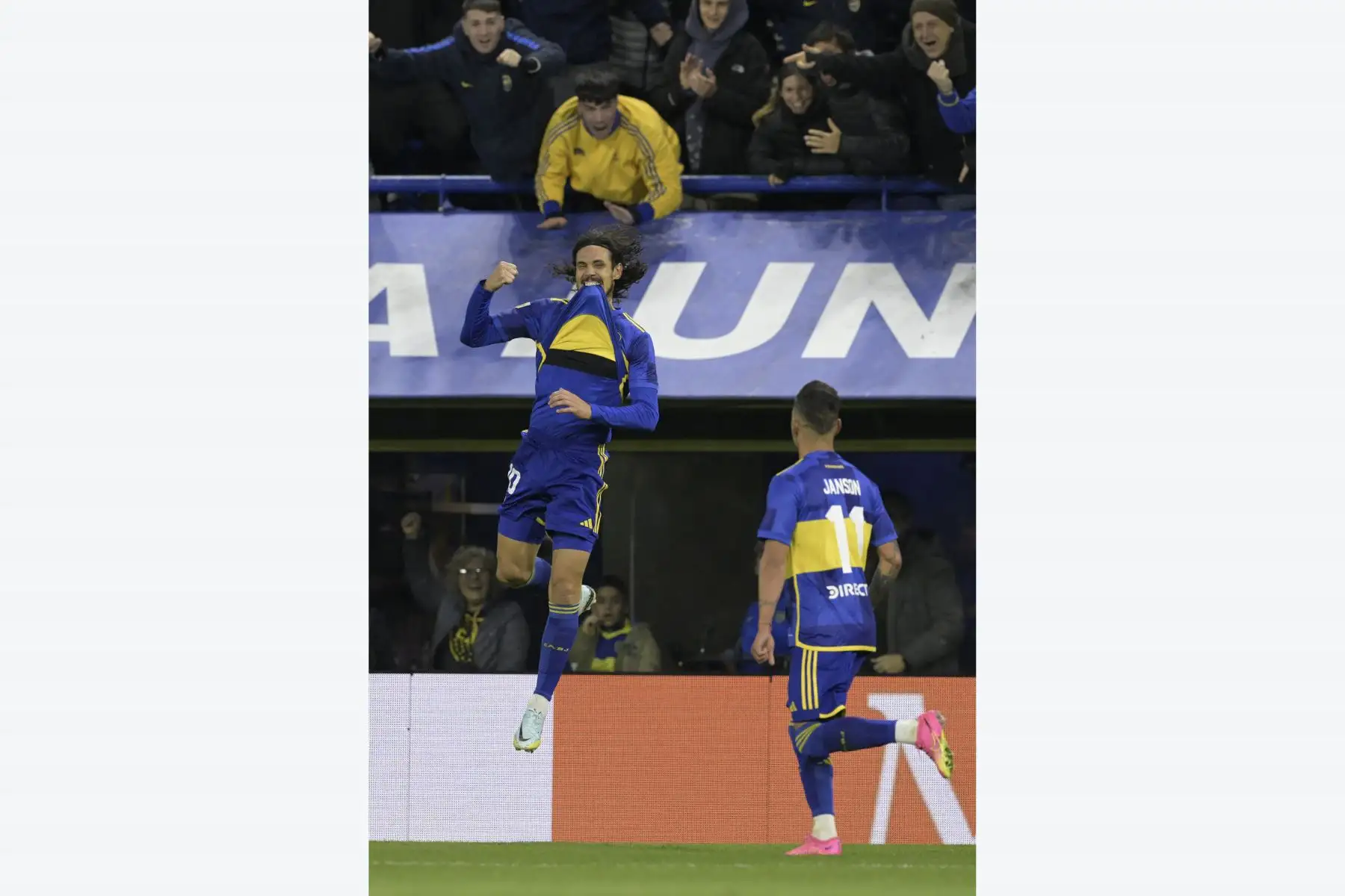 El delantero uruguayo de Boca Juniors, Edinson Cavani, celebra junto a su compañero de equipo, el delantero Lucas Janson, después de anotar el segundo gol del equipo contra Platense durante su partido de fútbol de la Copa de la Liga Profesional en el estadio "Bombonera" en Buenos Aires el 18 de agosto de 2023.
Foto: AFP