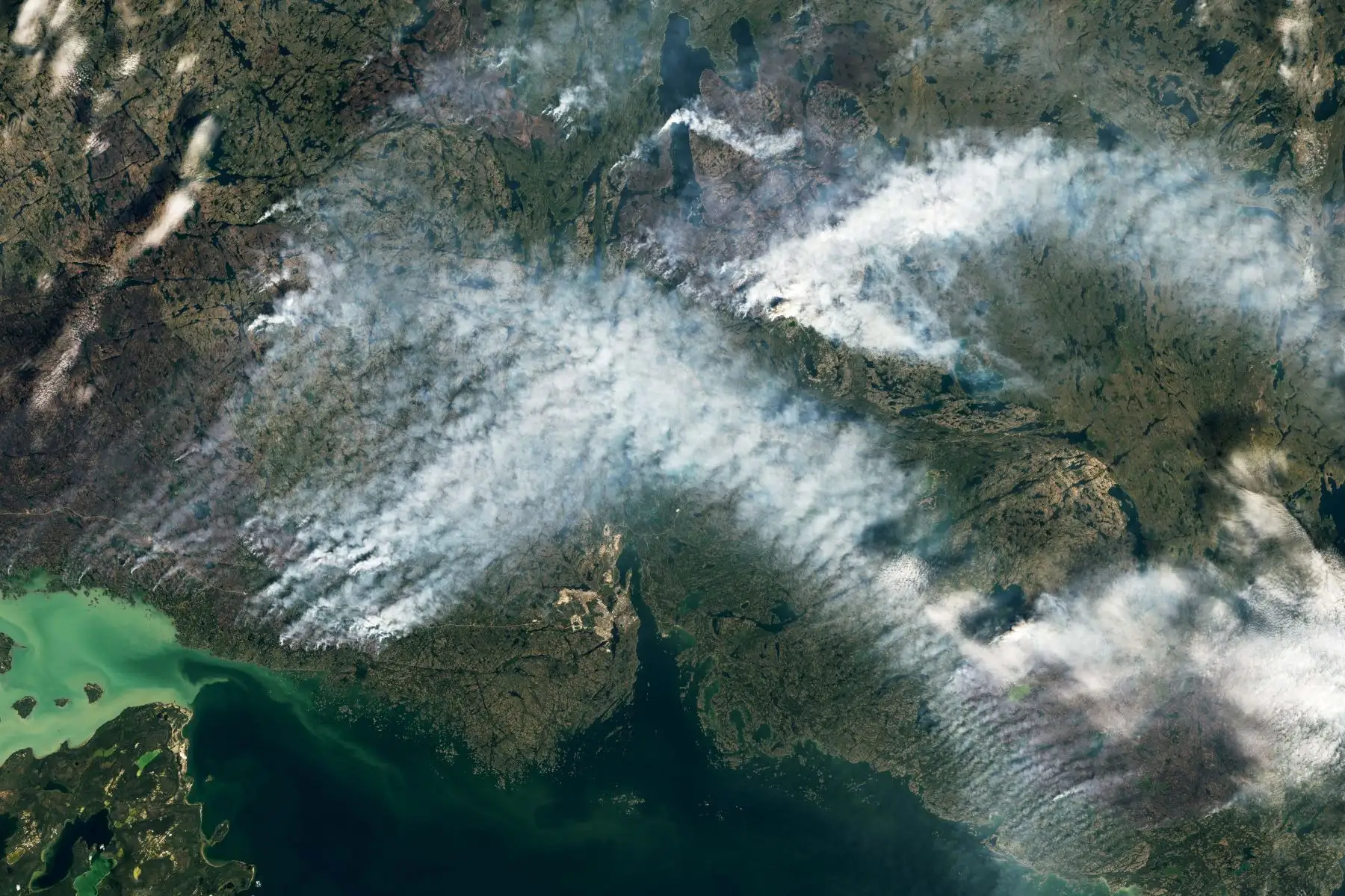 Esta imagen satelital del folleto, cortesía del Observatorio de la Tierra de la NASA, tomada el 16 de agosto de 2023, muestra incendios cerca de Yellowknife, Territorios del Noroeste, Canadá. Miles de personas a las que se les ordenó huir de los incendios forestales que avanzaban en una de las ciudades más grandes del extremo norte de Canadá comenzaron a partir en vuelos de evacuación de emergencia el 17 de agosto de 2023, mientras los convoyes serpenteaban hacia el sur para ponerse a salvo en la única carretera abierta. La orden del 16 de agosto de evacuar Yellowknife en los Territorios del Noroeste marcó el último capítulo de un terrible verano de incendios forestales en Canadá, con decenas de miles de personas obligadas a abandonar sus hogares y grandes extensiones de tierra quemadas.
Foto:AFP