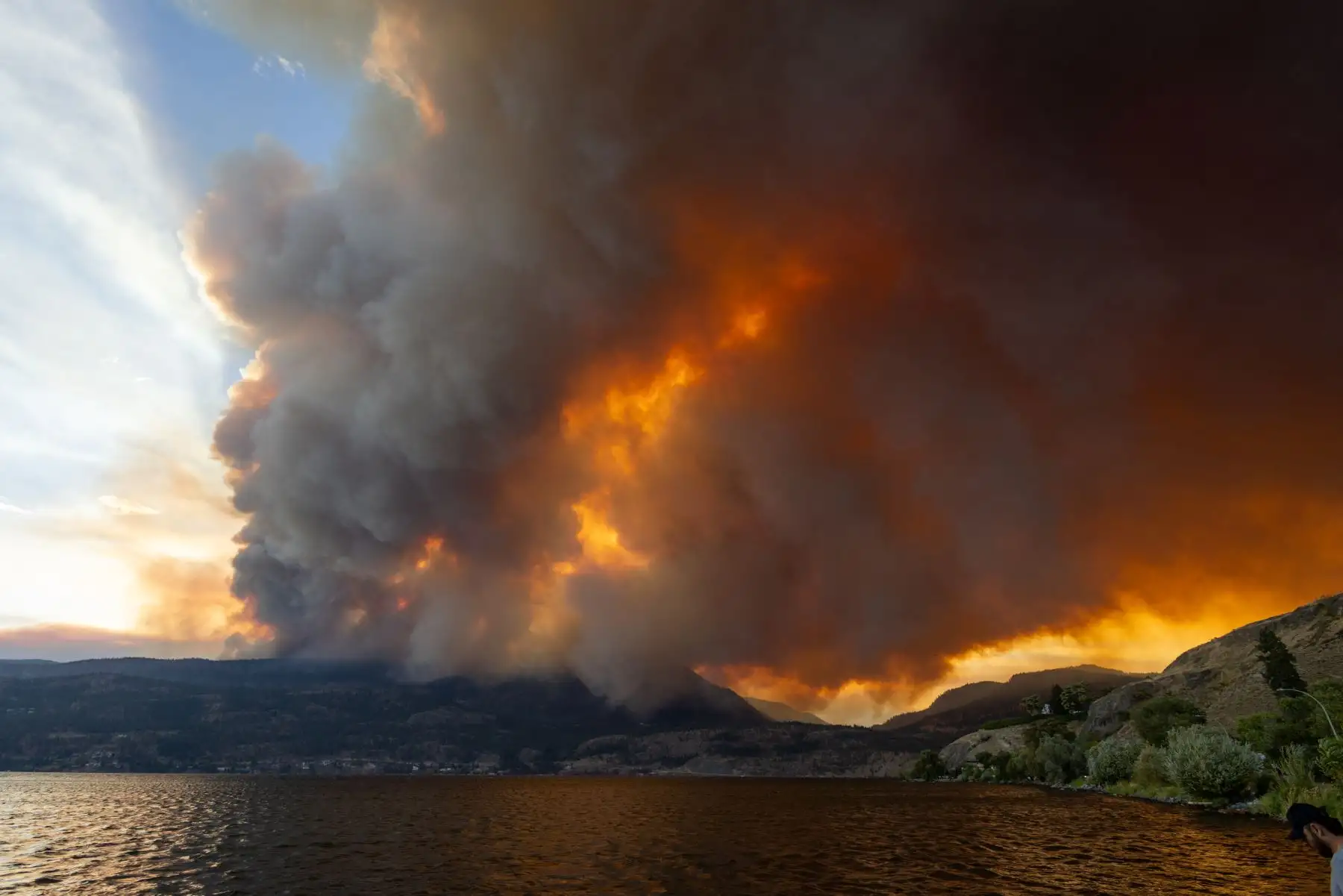 El incendio forestal de McDougall Creek arde en las colinas de West Kelowna, Columbia Británica, Canadá, el 17 de agosto de 2023, visto desde Kelowna. Se emitieron órdenes de evacuación para áreas cercanas a Kelowna, ya que el fuego amenazaba a la ciudad de alrededor de 150.000 habitantes. Canadá está experimentando una temporada récord de incendios forestales, con estimaciones oficiales de más de 13,7 millones de hectáreas (33,9 millones de acres) ya quemadas. Cuatro personas han muerto hasta el momento.
Footo: AFP