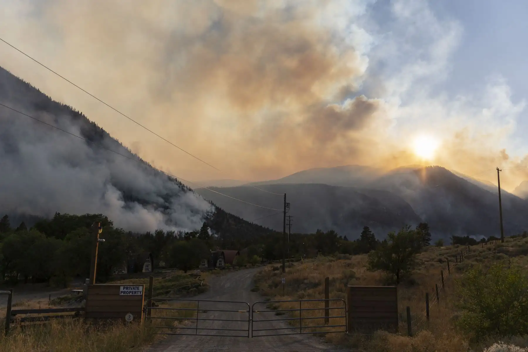 El Incendio Crater Creek arde en el fondo de Keremeos Village el mismo día que la Provincia de Columbia Británica declaró el Estado de Emergencia Provincial, en Columbia Británica, Canadá, el 18 de agosto de 2023. Miles ordenaron huir de los incendios forestales que avanzan sobre uno de los Las ciudades más grandes del extremo norte de Canadá se apiñaron en un aeropuerto local el 17 de agosto de 2023 para abordar vuelos de evacuación de emergencia, mientras los convoyes serpenteaban hacia el sur para ponerse a salvo en la única carretera abierta. La orden del 16 de agosto de 2023 de evacuar Yellowknife en los Territorios del Noroeste marcó el último capítulo de un terrible verano de incendios forestales en Canadá, con decenas de miles de personas obligadas a abandonar sus hogares y vastas extensiones de tierra quemadas.
Foto: AFP