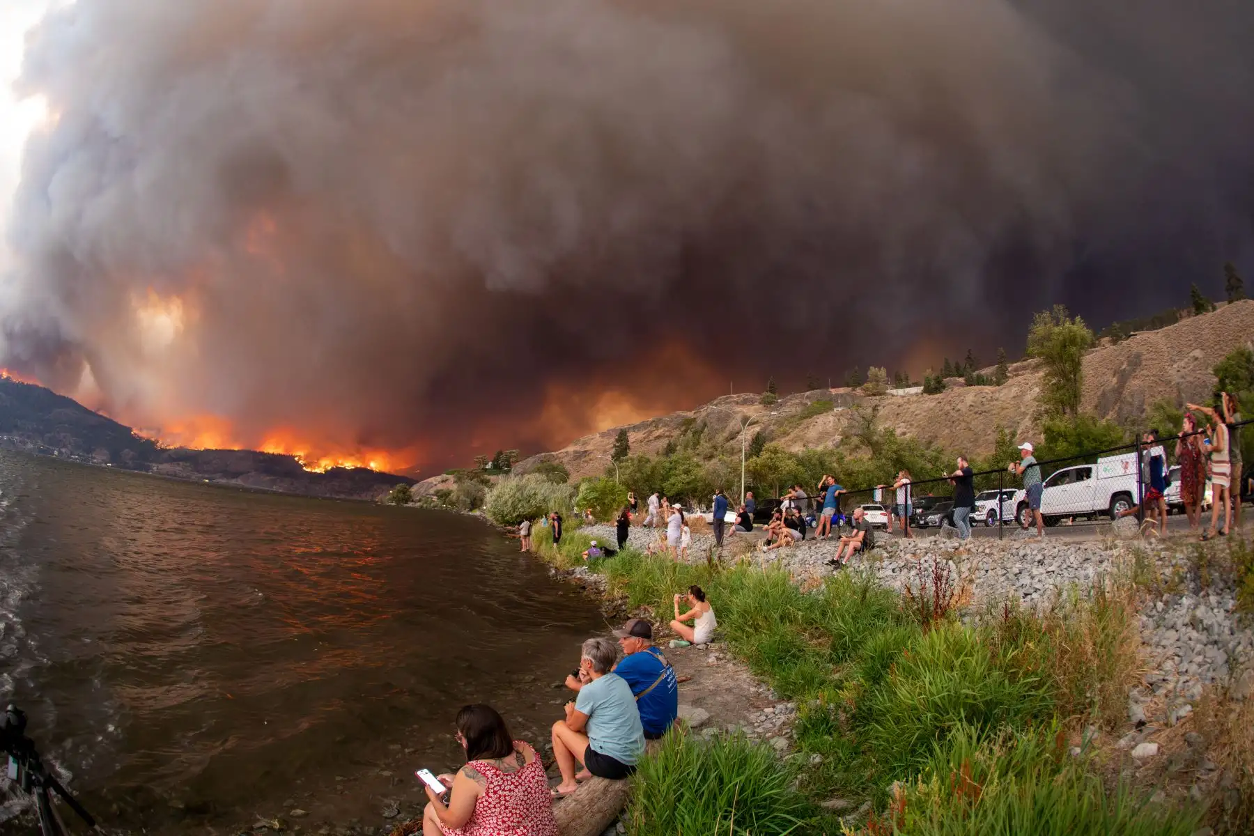 Los residentes observan el incendio forestal de McDougall Creek en West Kelowna, Columbia Británica, Canadá, el 17 de agosto de 2023, desde Kelowna. Se emitieron órdenes de evacuación para áreas cercanas a Kelowna, ya que el fuego amenazaba a la ciudad de alrededor de 150.000 habitantes. Canadá está experimentando una temporada récord de incendios forestales, con estimaciones oficiales de más de 13,7 millones de hectáreas (33,9 millones de acres) ya quemadas. Cuatro personas han muerto hasta el momento.
Foto: AFP