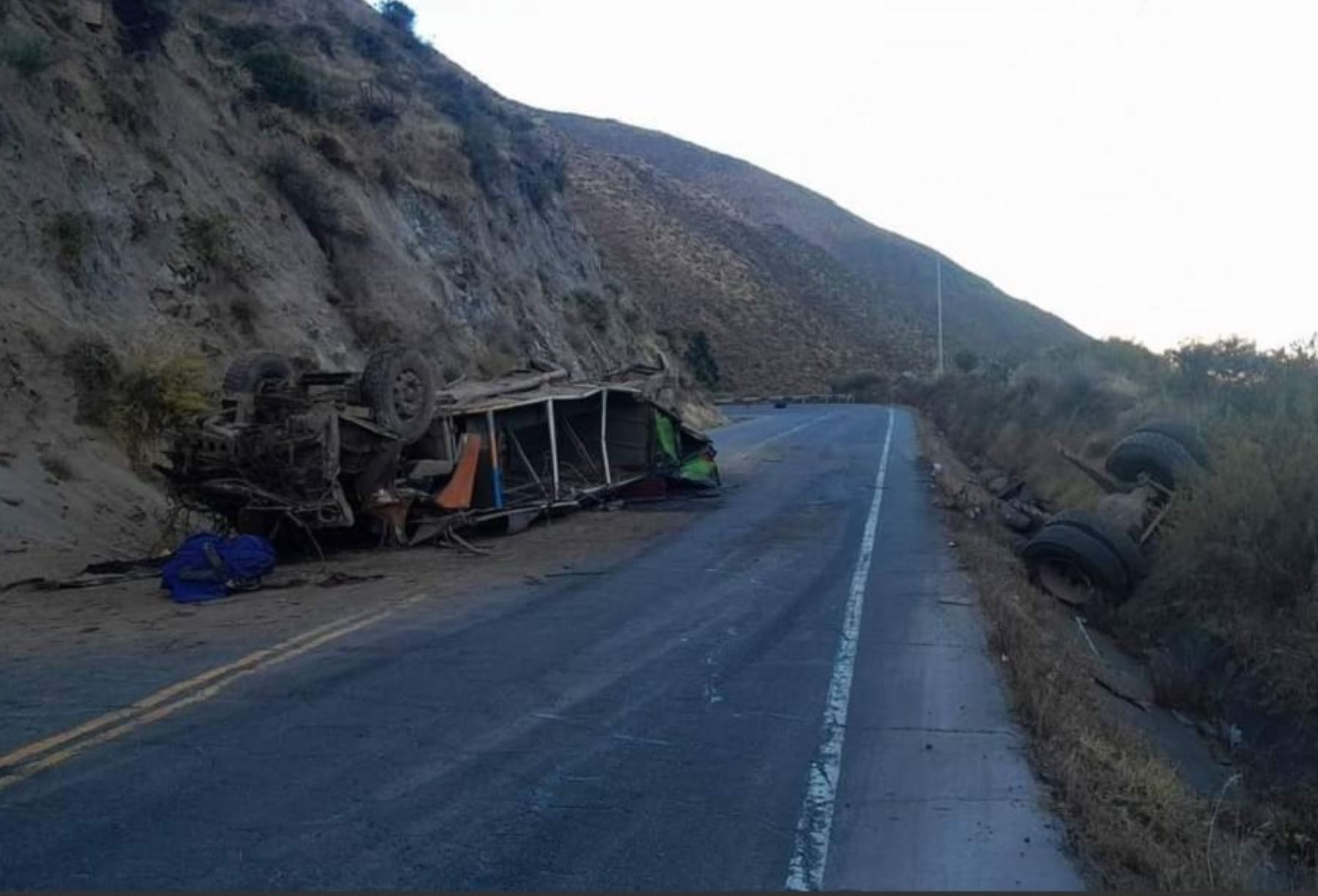 Al menos 10 personas fallecieron tras el despiste y caída de un bus de transporte interprovincial en la vía Los Libertadores, a la altura del distrito de Huaytará, en el departamento de Huancavelica.