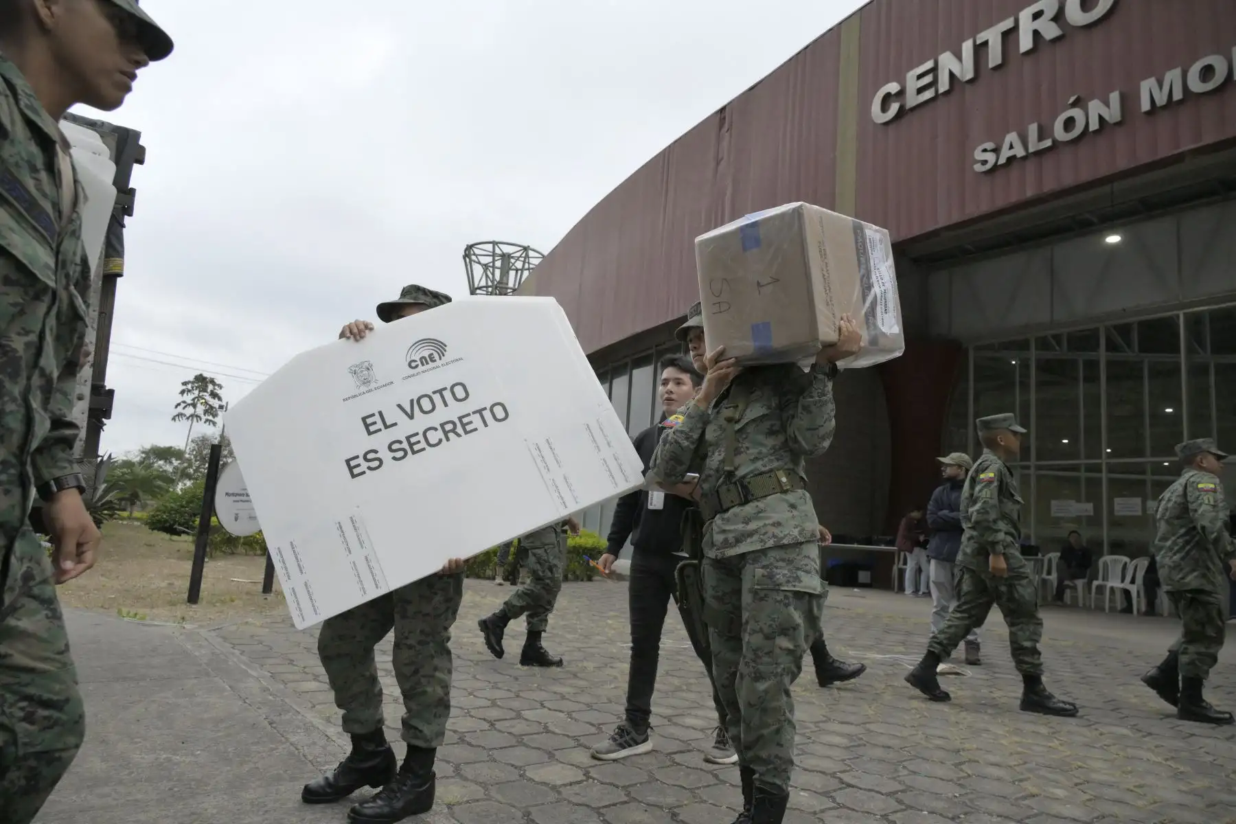 Miembros de las Fuerzas Armadas transportan material electoral en el centro de procesamiento electoral montado en el centro cultural Ciudad Alfaro en Montecristi, Ecuador, el 19 de agosto de 2023, en vísperas de la elección presidencial y referéndum. Ecuador celebra elecciones presidenciales el domingo después de una campaña marcada por el asesinato de uno de los principales candidatos y promete abordar la anarquía que ha sumido a la nación que alguna vez fue pacífica. Junto con la votación presidencial, se