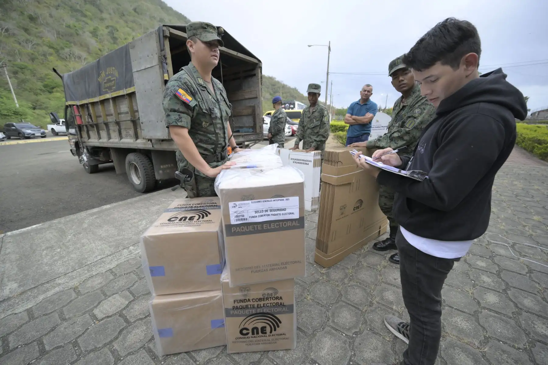 Miembros de las Fuerzas Armadas transportan material electoral en el centro de procesamiento electoral montado en el centro cultural Ciudad Alfaro en Montecristi, Ecuador, el 19 de agosto de 2023, en vísperas de la elección presidencial y referéndum. Ecuador celebra elecciones presidenciales el domingo después de una campaña marcada por el asesinato de uno de los principales candidatos y promete abordar la anarquía que ha sumido a la nación que alguna vez fue pacífica. Junto con la votación presidencial, se